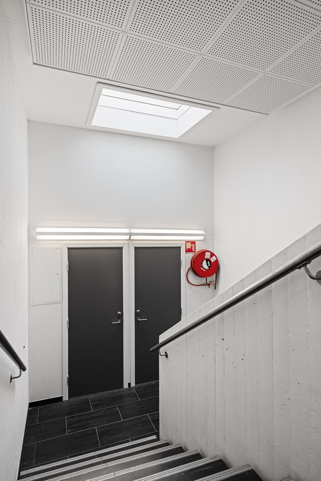 Leiligheten har videre masse oppbevaring i form av to boder som befinner seg i felles trappeoppgang og i 1. etasje. Galleribilde