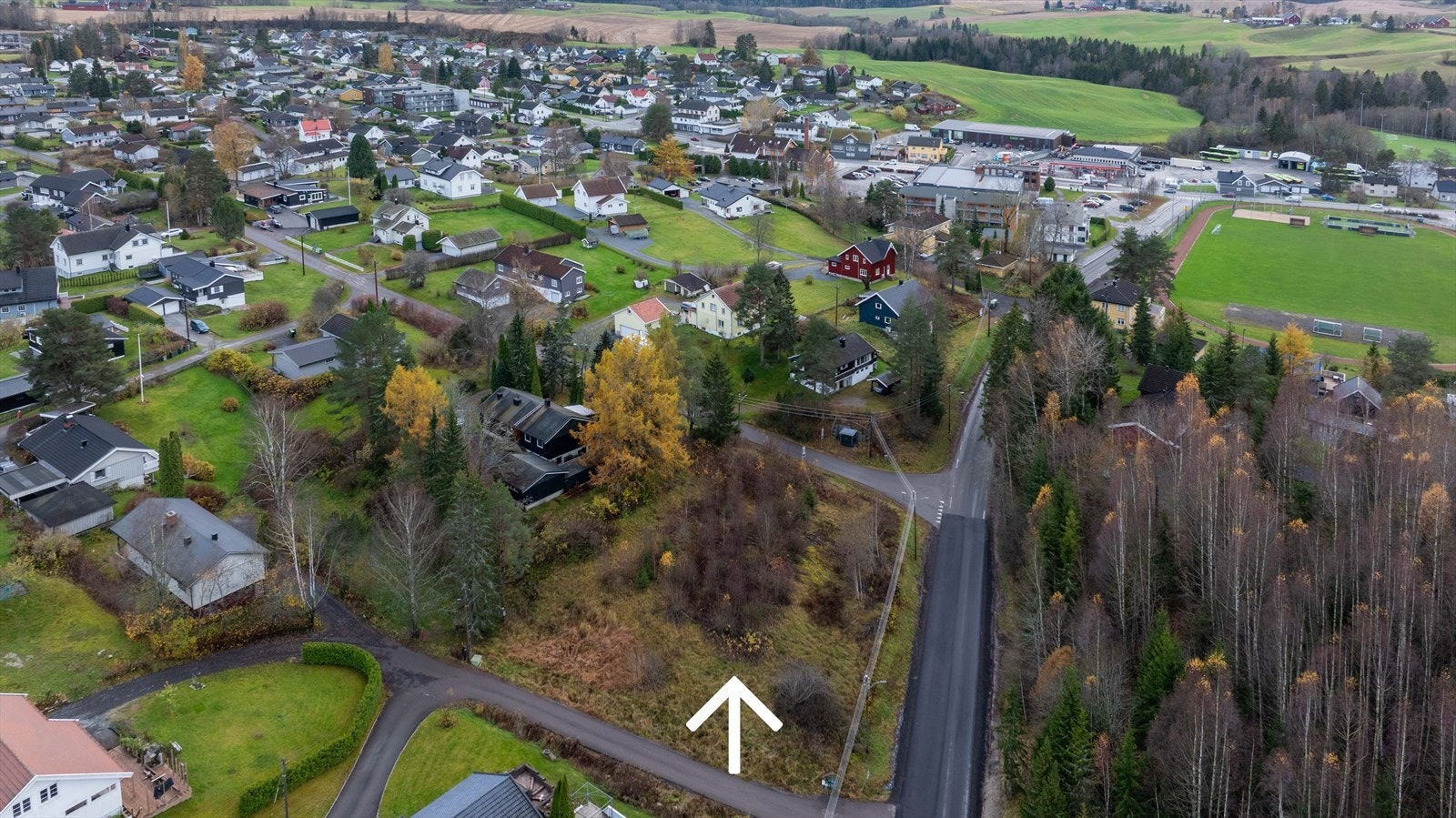 Det er kort veil til butikker, idrettsplass, skole, barnehage og kollektivtilbud fra tomten Galleribilde