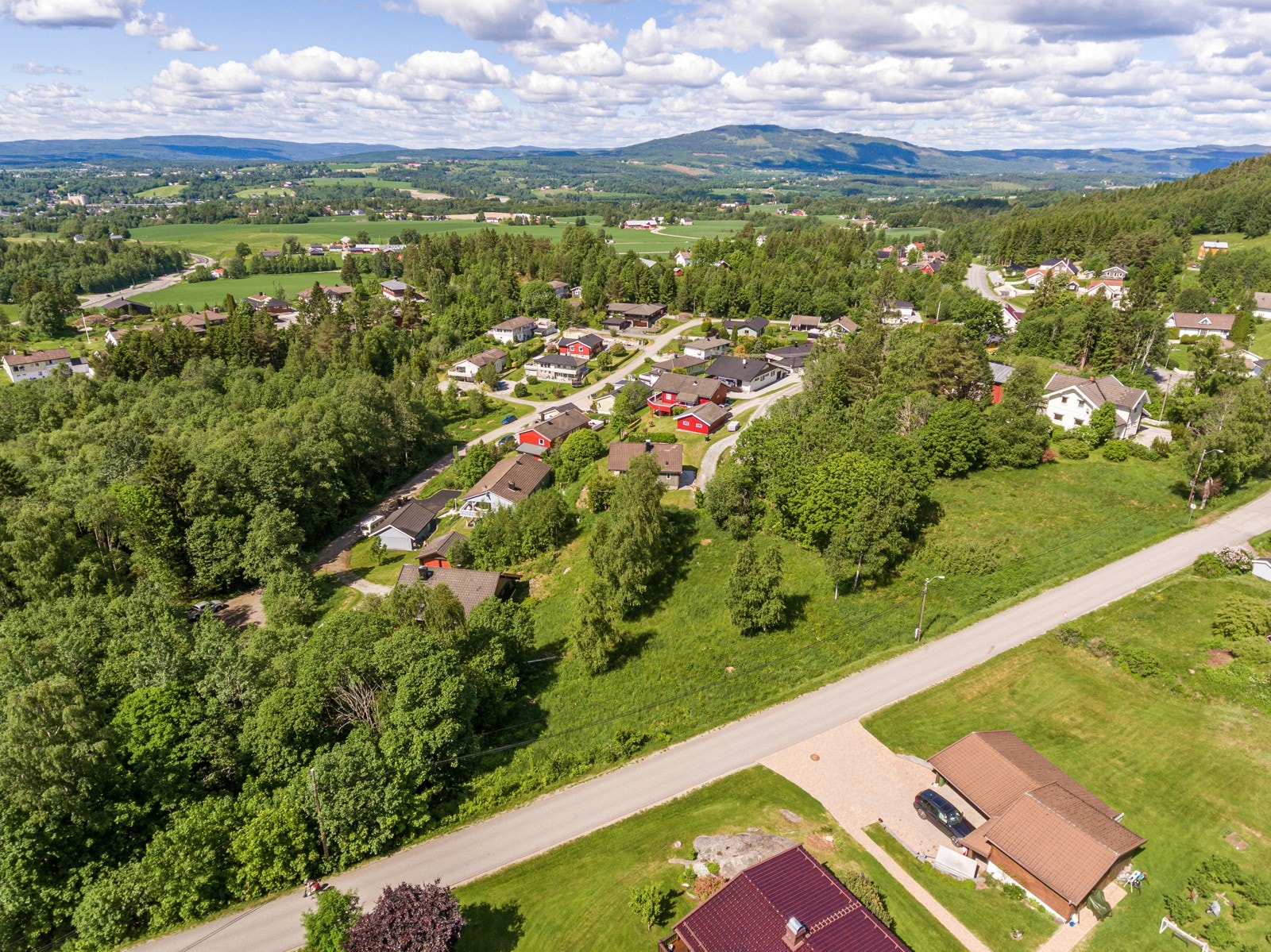 Tomten ligger fint og barnevennlig til i attraktivt område. Galleribilde