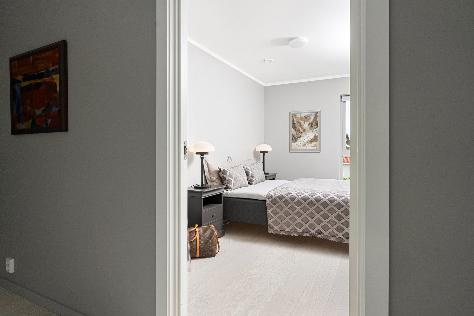 Tre stilfulle soverom ligger sammen i andre etasje, meget praktisk hvis man har små barn. Galleribilde