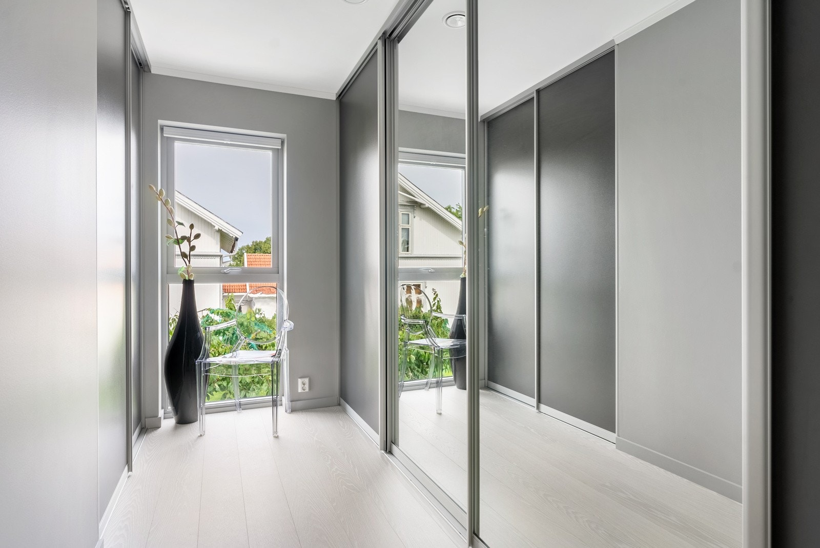 Et av soverommene benyttes i dag som walk-in closet, utstyrt med to store og plassbygde skyvedørsgarderober fra 2022. Galleribilde