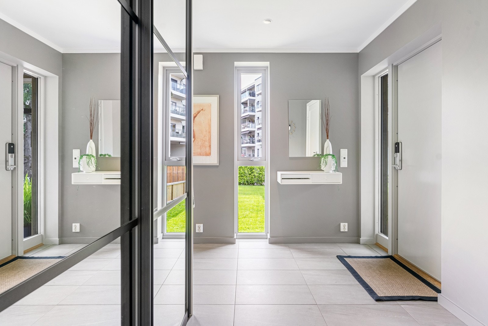 Vel inne har boligen en innbydende entré med varmekabler og store, lyse gulvfliser, som står godt til veggflater malt i en dus grånyanse. Galleribilde