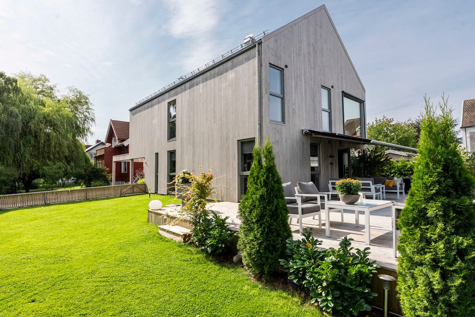 Gjerde ble satt opp i 2022, og hagen byr på mye boltreplass for både store og små. Galleribilde