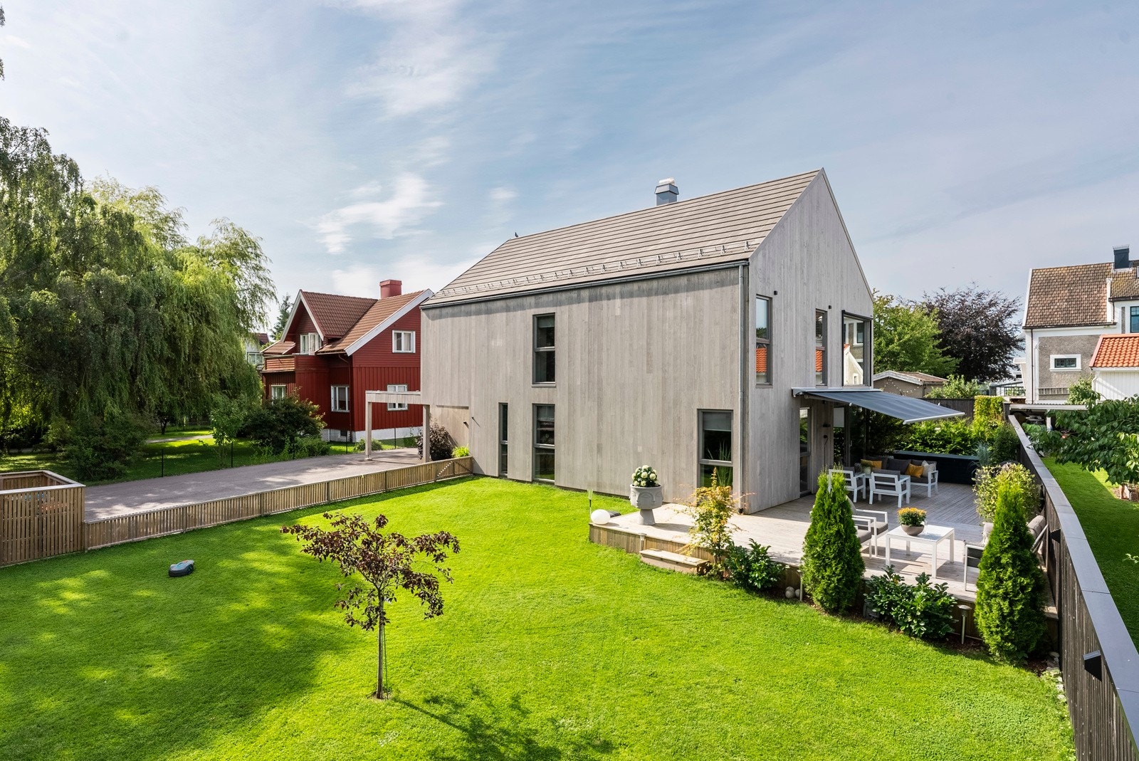 Sjøen nås på få minutter, og det er gangavstand til flotte turmuligheter i skogen. Galleribilde