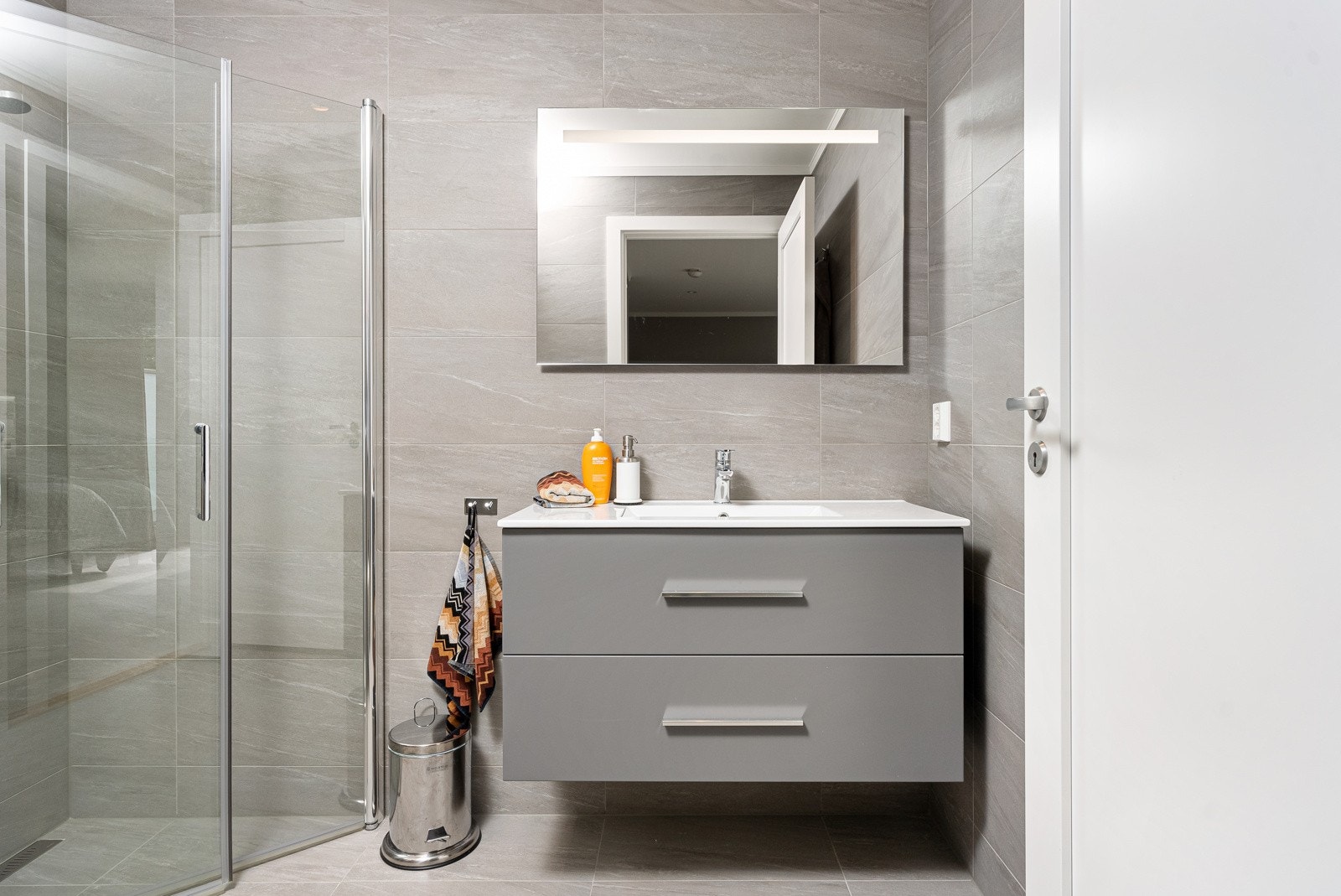 Det ene badet ligger i tilknytning til hovedsoverommet - en behagelig hverdagsluksus. Her er det wc, dusj og servant. Galleribilde