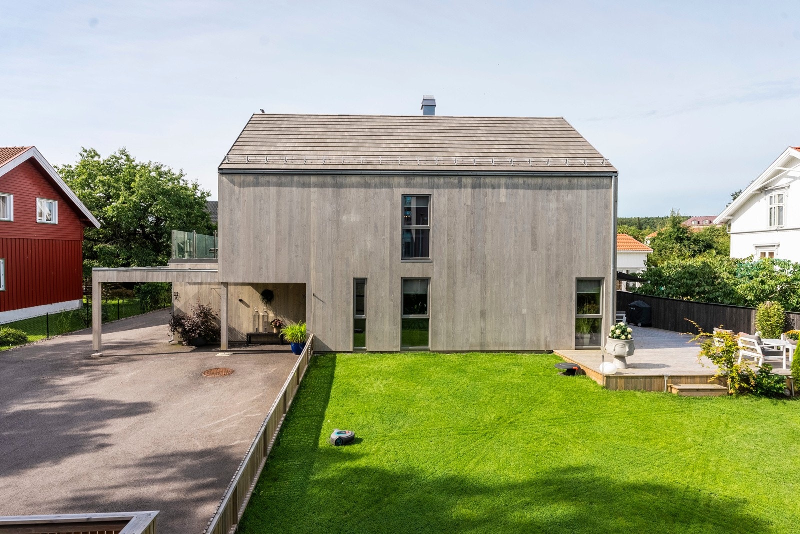 Sol hele dagen gjør det mulig å virkelig nyte varme dager til fulle, og siden uteplassene ligger på hver sin side kan man enkelt flytte seg etter solen og utnytte hver eneste stråle. Galleribilde