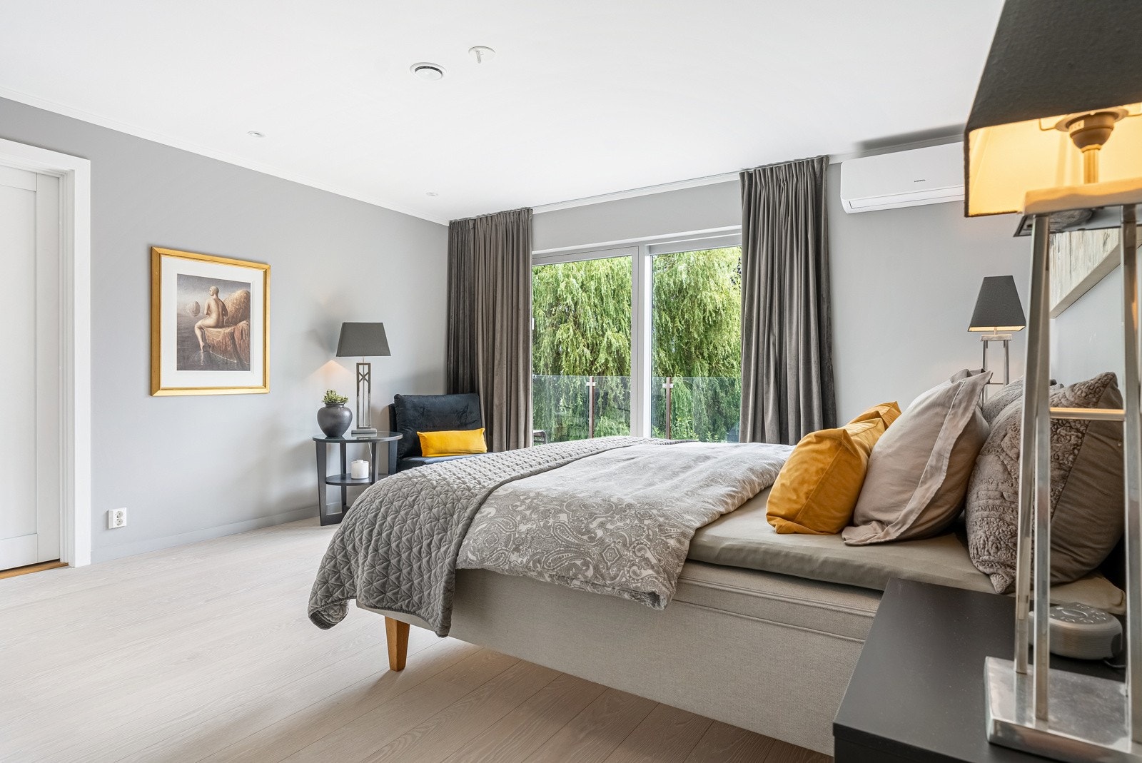 Hovedsoverommet er meget romslig, med eget bad, stor balkong og hendig walk-in closet. Galleribilde