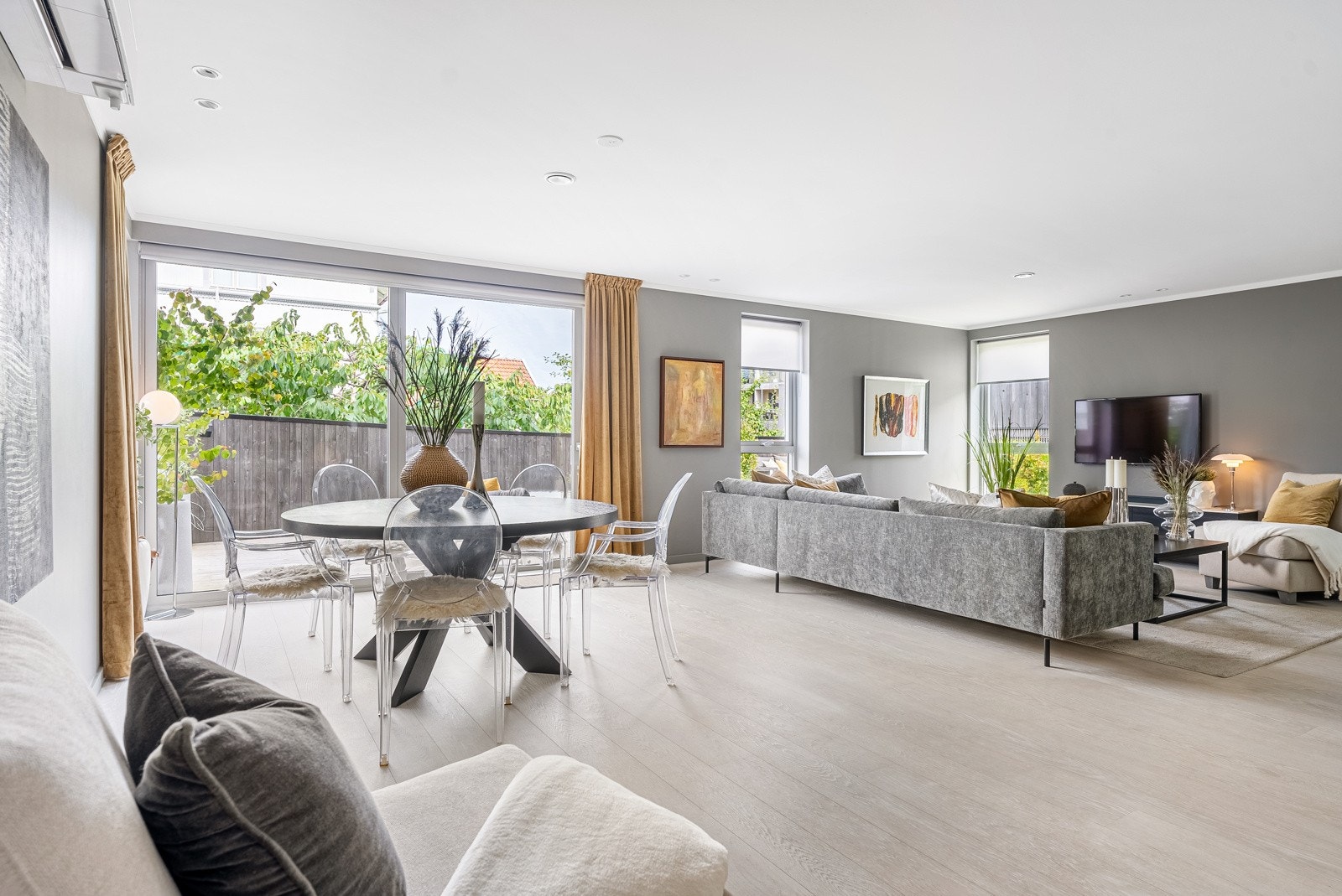 Stuen er et stort og meget pent allrom for hele familien, med enkel tilgang til kjøkkenet og den solrike terrassen i hagen. Galleribilde