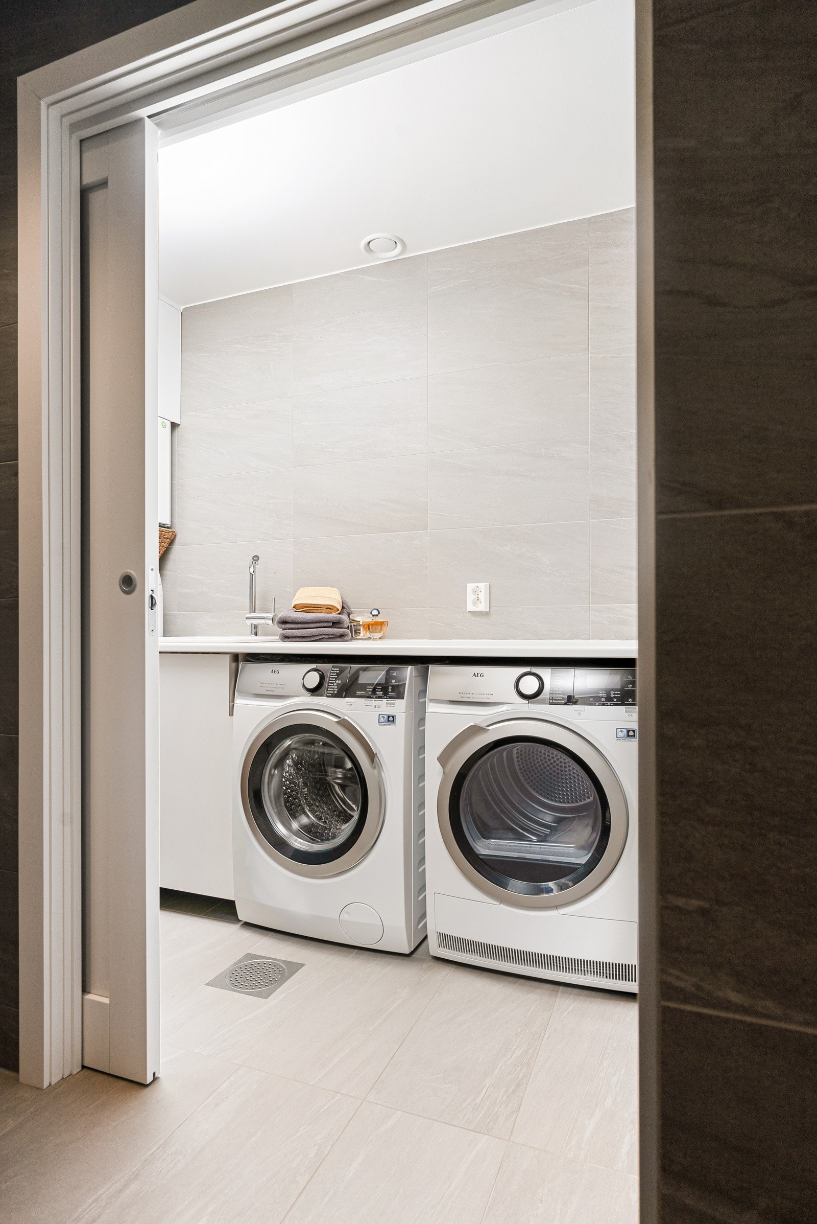 I vaskerommet er det montert et benkeskap med nedfelt utslagsvask, og under benken er det opplegg for vaskemaskin og plass til tørketrommel. Galleribilde