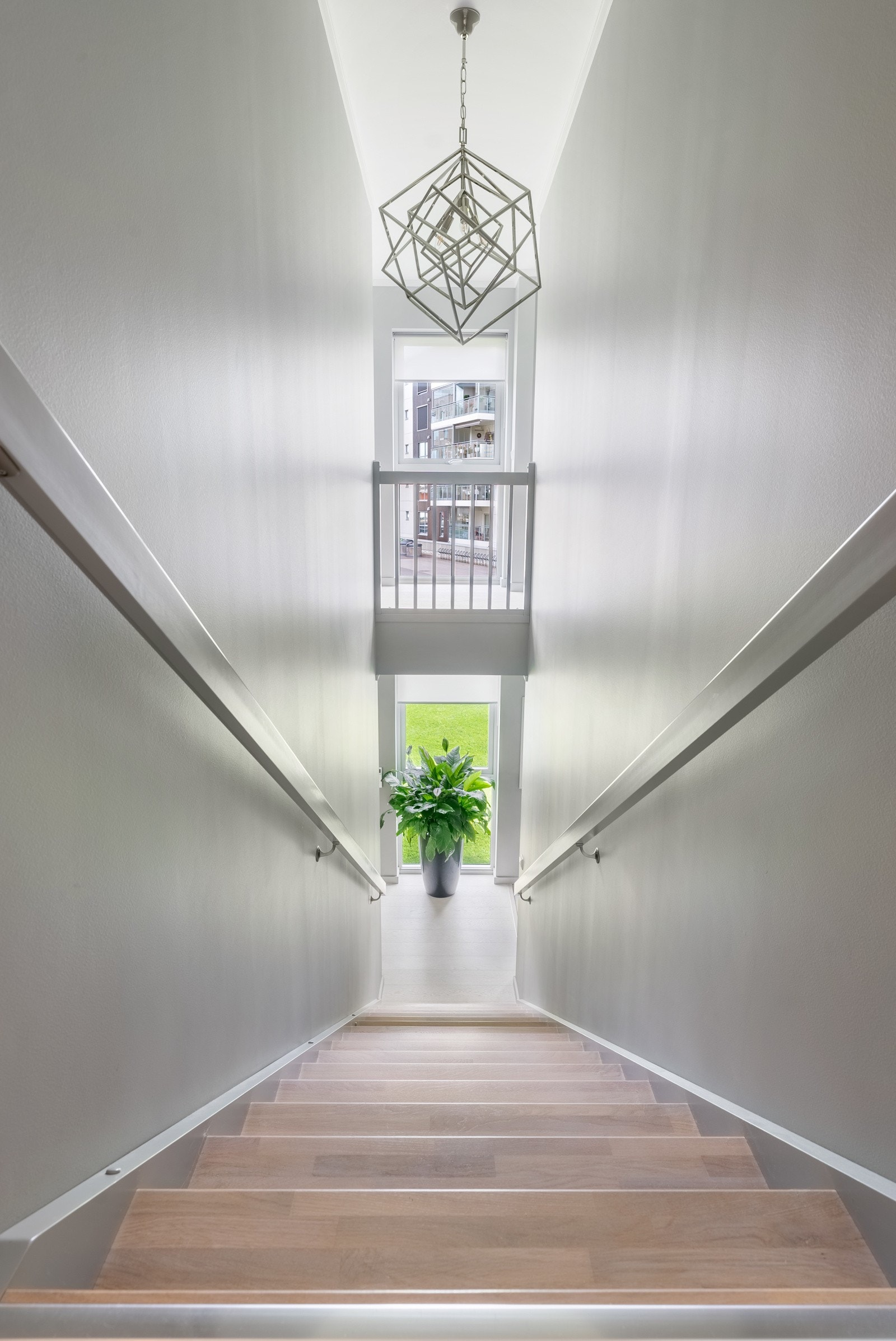 Trådløs lampe i trappen. Galleribilde