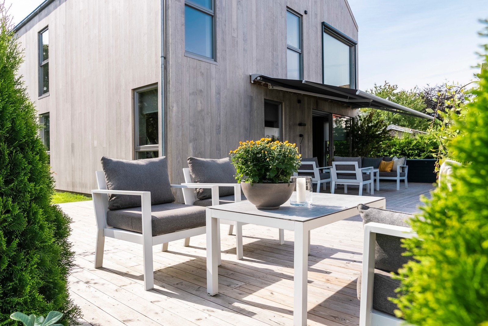 Fra stuen er det utgang til en herlig terrasse på ca. 63 kvm, oppført i 2022 med markise og trapp ned til den store hagen. Galleribilde