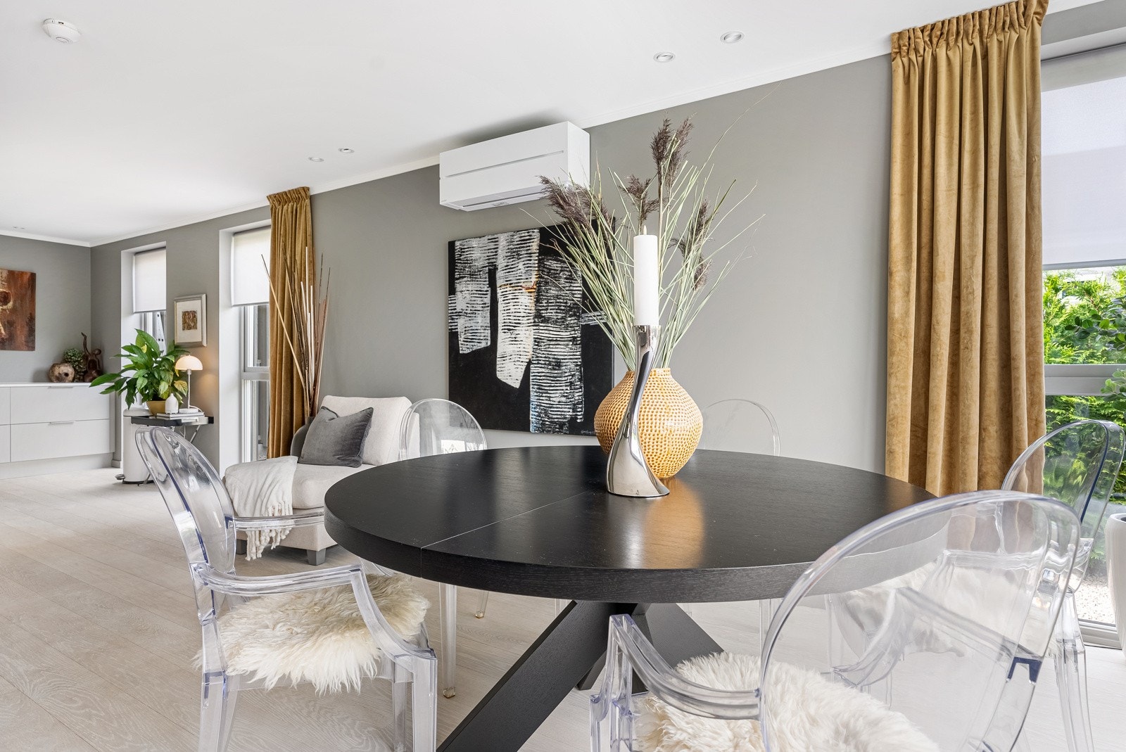 Stuen er naturlig inndelt i ulike brukssoner, og det passer utmerket å innrede med spisebord utenfor kjøkkenet. Galleribilde