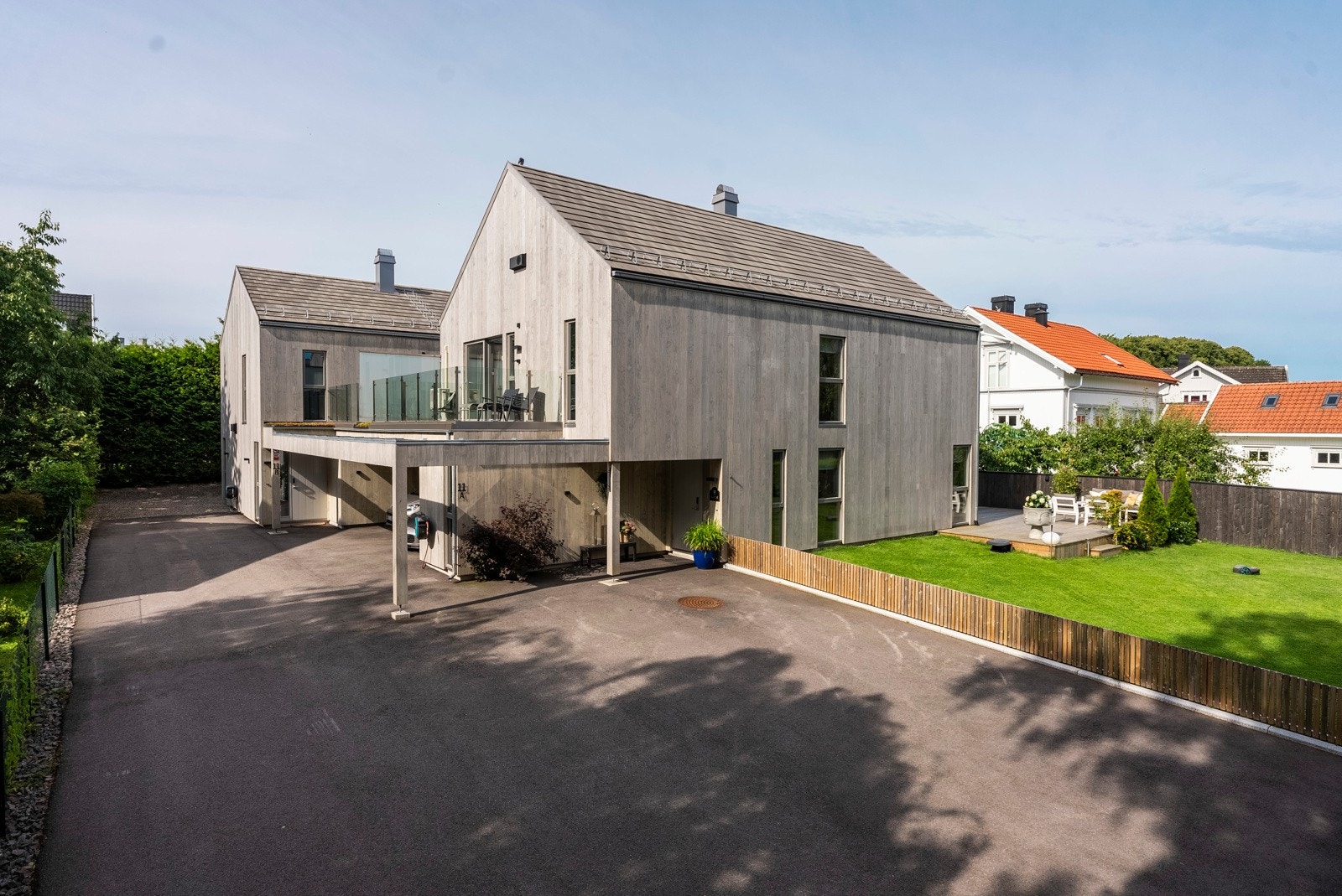 Sommerdagene tilbringes også på en flott balkong utenfor hovedsoverommet. Galleribilde