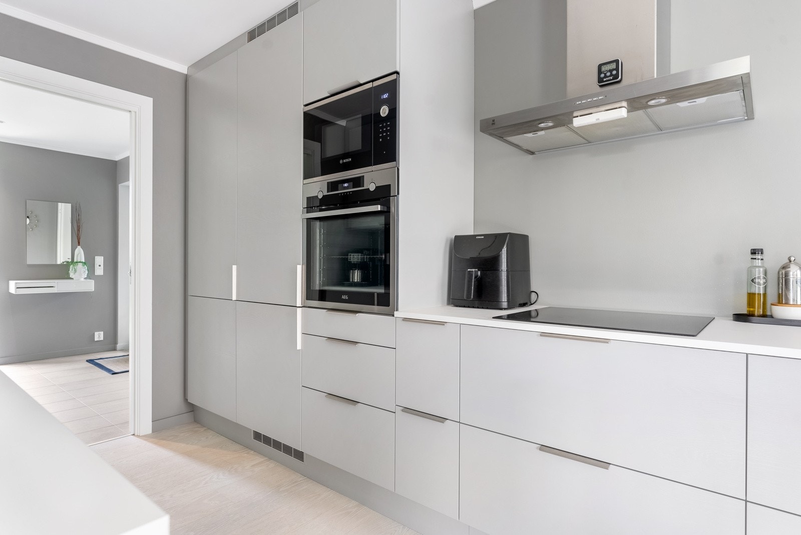 Ovnene er praktisk plassert i et høyskap. Galleribilde