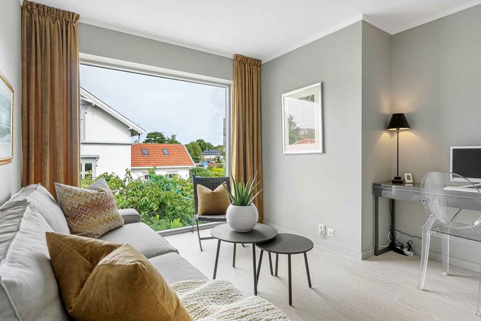 Et stort vindu, helt ned til gulvet, sørger for gode lysforhold i rommet. Galleribilde