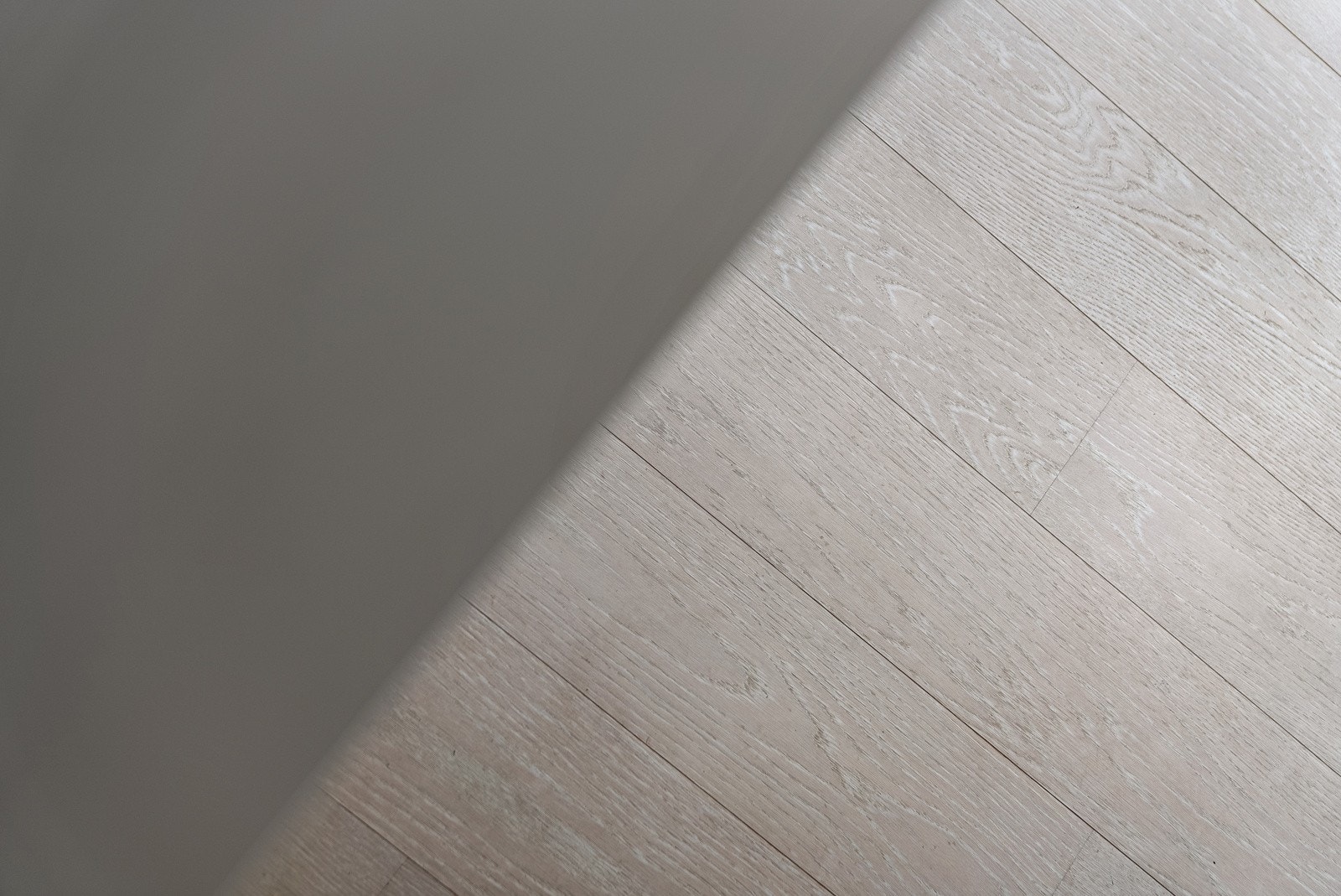 På gulvet er det lagt 1-stavs parkett, mens veggflatene er malt i samme gråfarge som entreen. Galleribilde