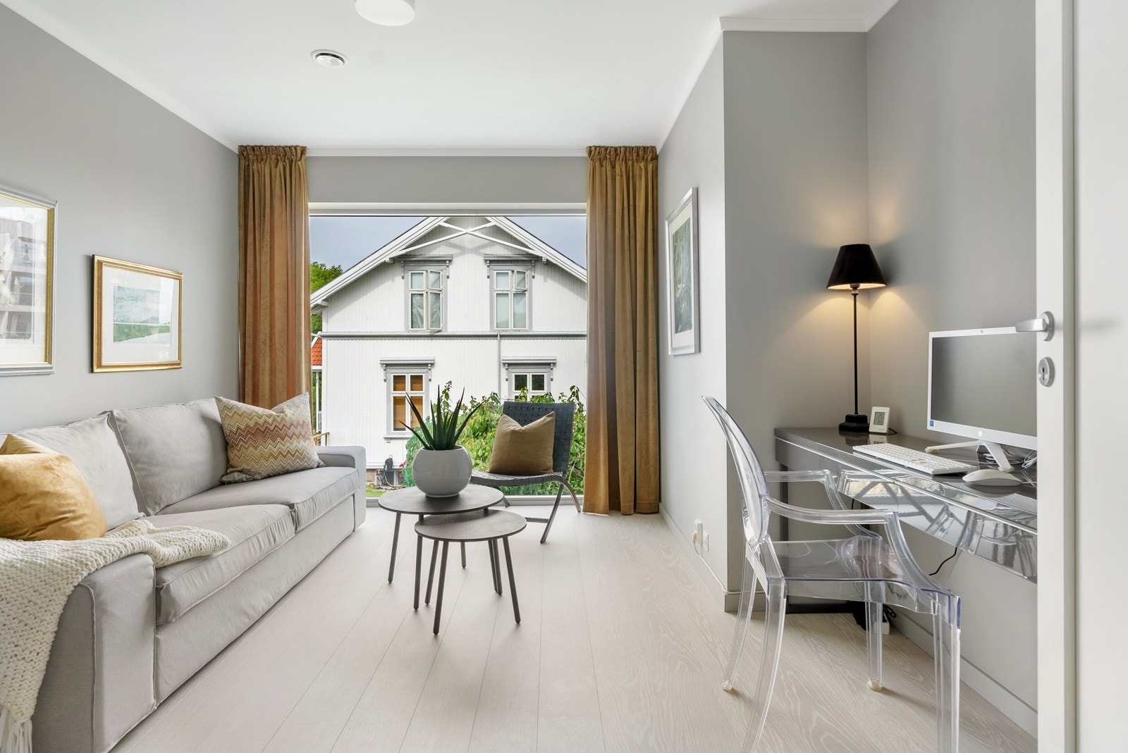 I andre etasje har boligen en herlig stue - et ekstra oppholdsrom for lek, vennebesøk og avslapning. Galleribilde