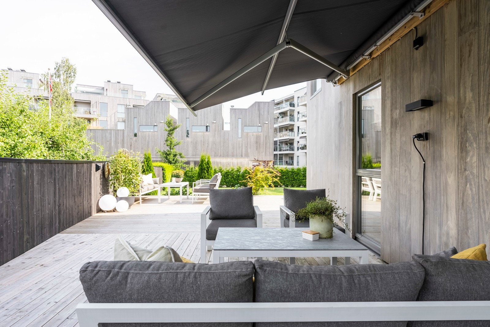 Terrassen innredes enkelt i ulike soner, og innbyr til både stille stunder og store, sosiale sammenkomster. Galleribilde