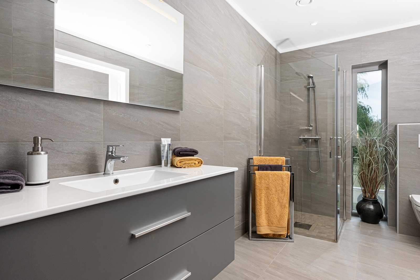 Familiebadet ved gangen har god størrelse og en separat vaskeromsdel med innredninger fra 2022. Galleribilde