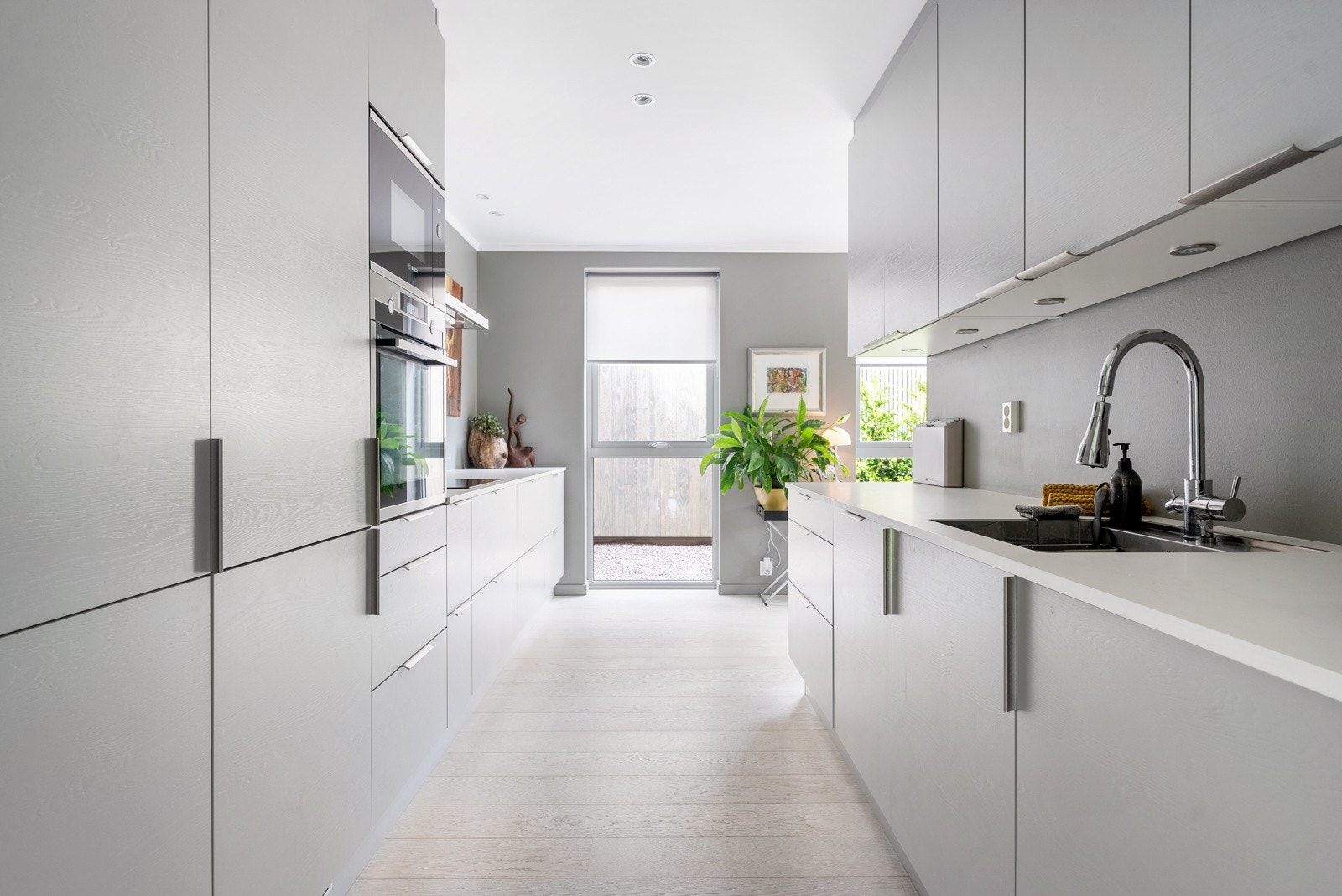 Et nydelig kjøkken har delvis åpen løsning mot stuen, slik at det blir en fin balanse mellom sosial matlaging og skjermet arbeidsplass. Galleribilde