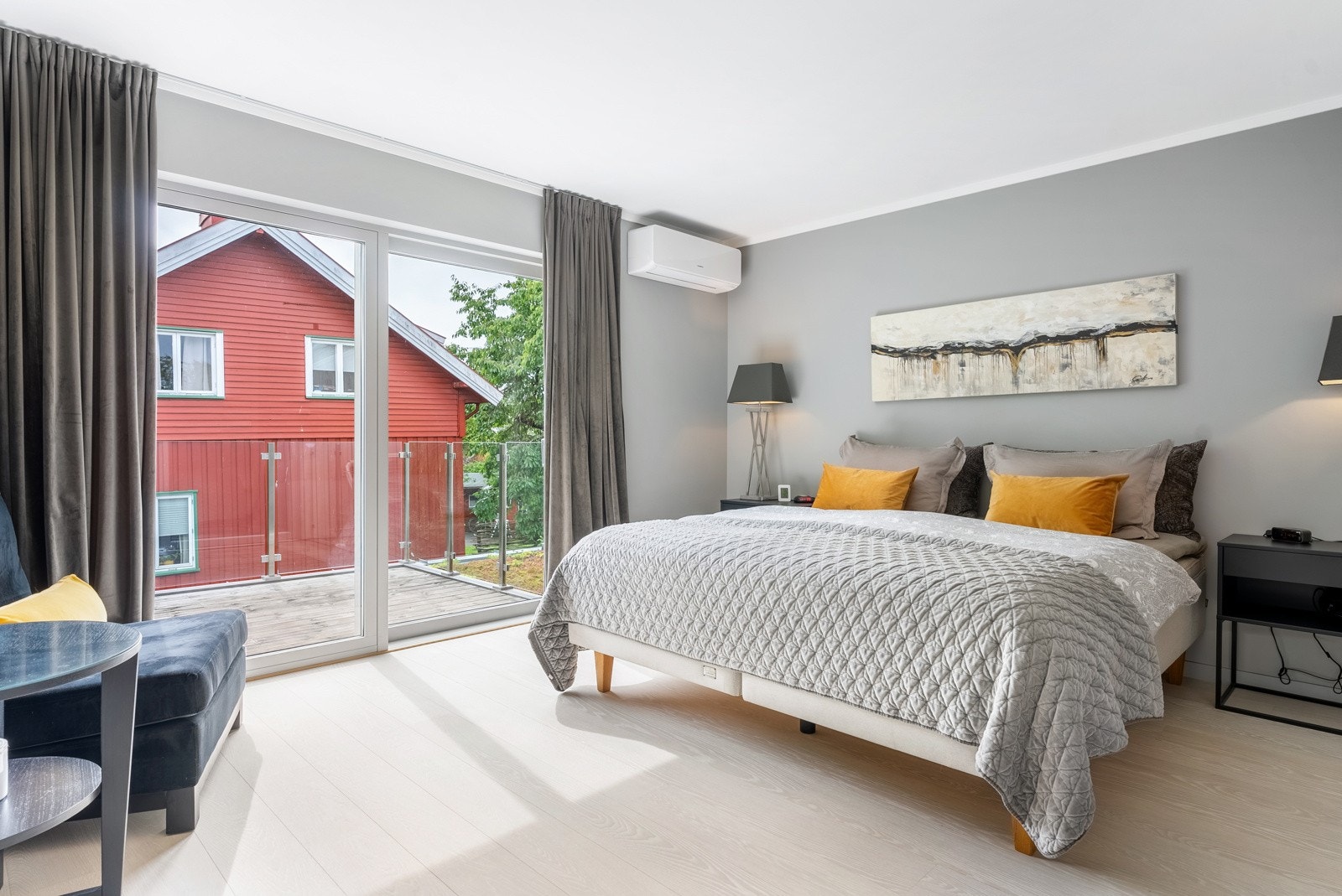 Selve rommet har downlights og varmepumpe til kjøling, og det er god plass til både dobbeltseng og annet møblement. Galleribilde