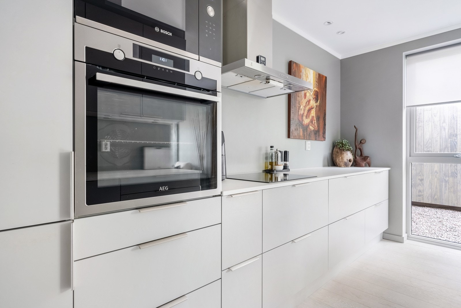 For et luftigere uttrykk er flere overskap droppet til fordel for åpne flater, men det er likevel godt med både skap- og benkeplass på kjøkkenet. Galleribilde