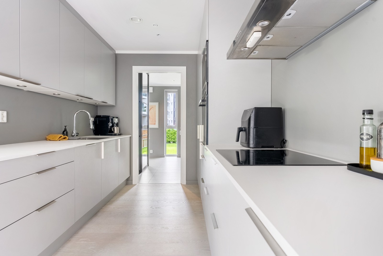 Hvitevarene er integrert i innredningen, bestående av stekeovn, induksjonstopp, oppvaskmaskin, mikrobølgeovn og en kombinert kjøl/frys. Galleribilde