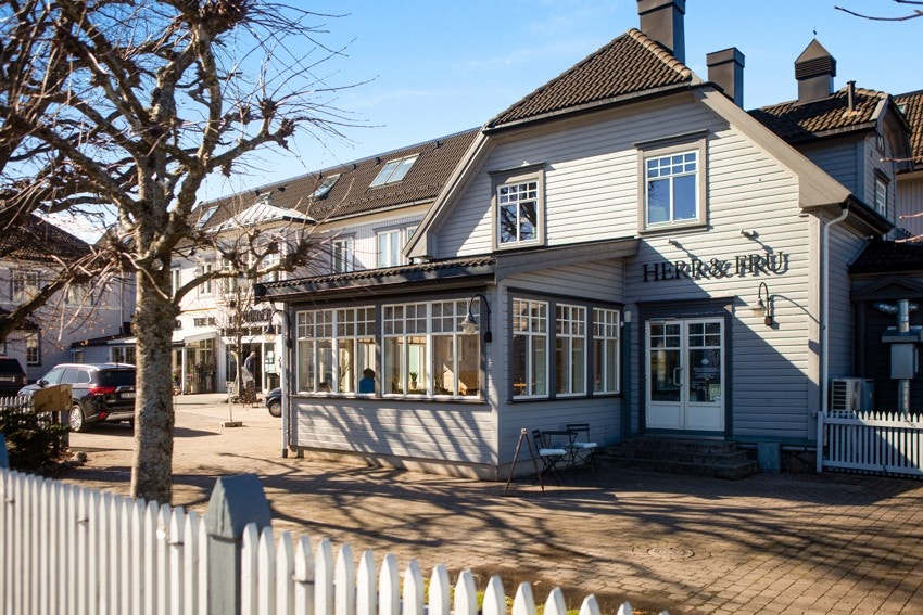 Herr & Fru ligger på Teie, du finner det i det koselige grå Villa Havebyhuset. Galleribilde