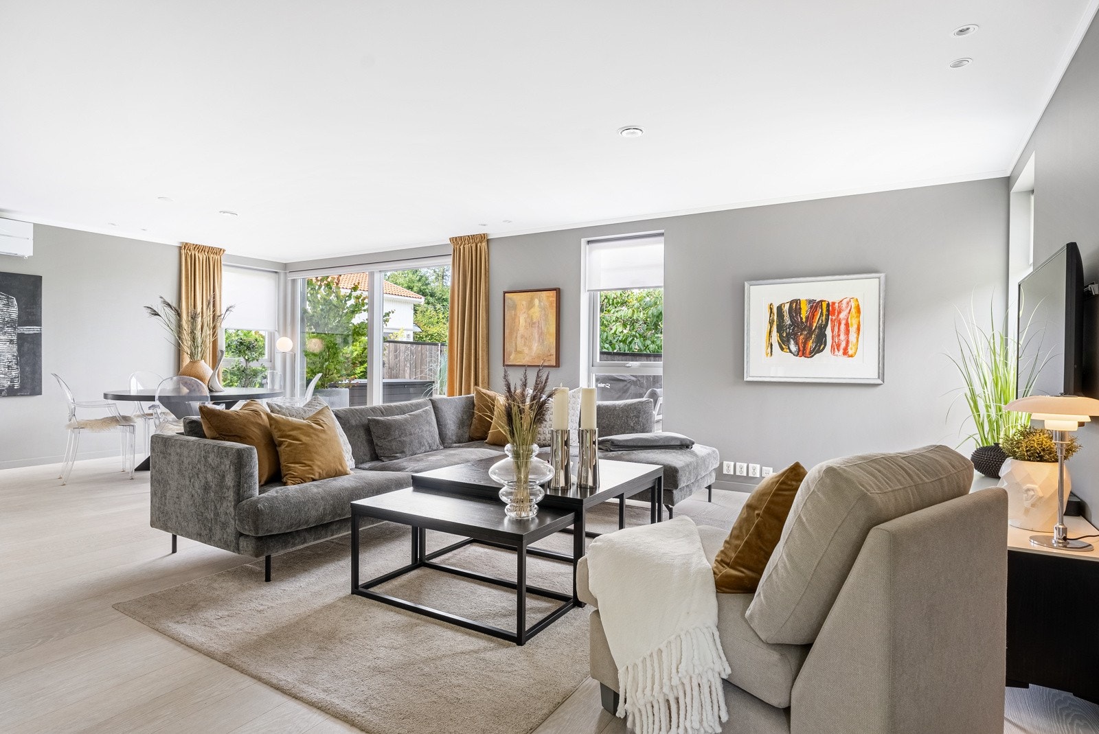 Store vinduer i tre retninger slipper inn godt med naturlig lys, og dagslyset suppleres ypperlig av downlights rundt store deler av himlingen. Galleribilde