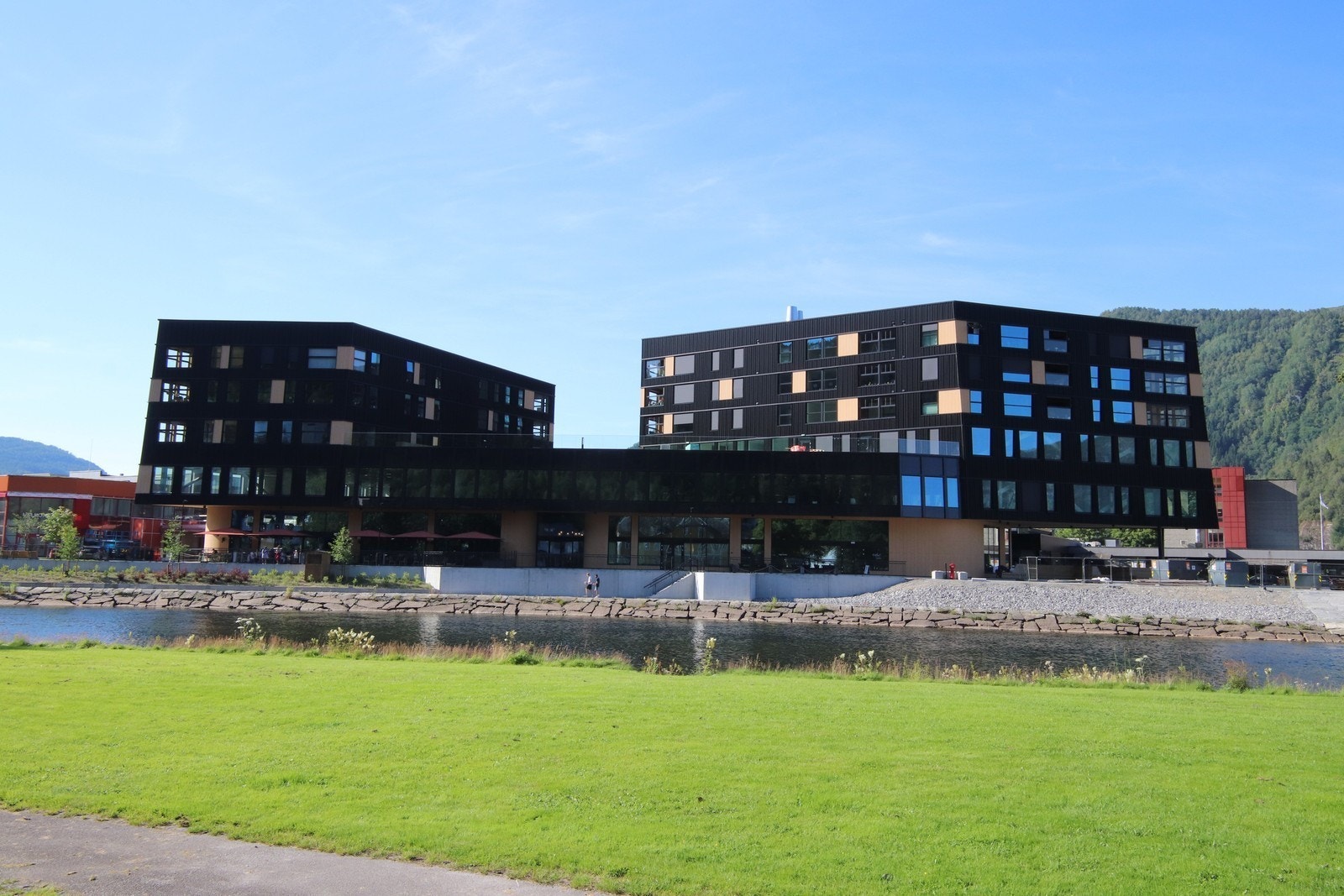 Fasade sett fra sør, uteservering langs elva Galleribilde