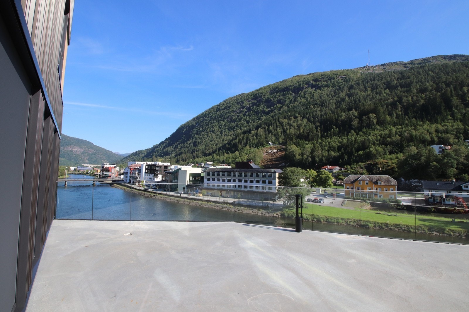 Stor takterrasse tilgjengelig for leietakere og beboere Galleribilde