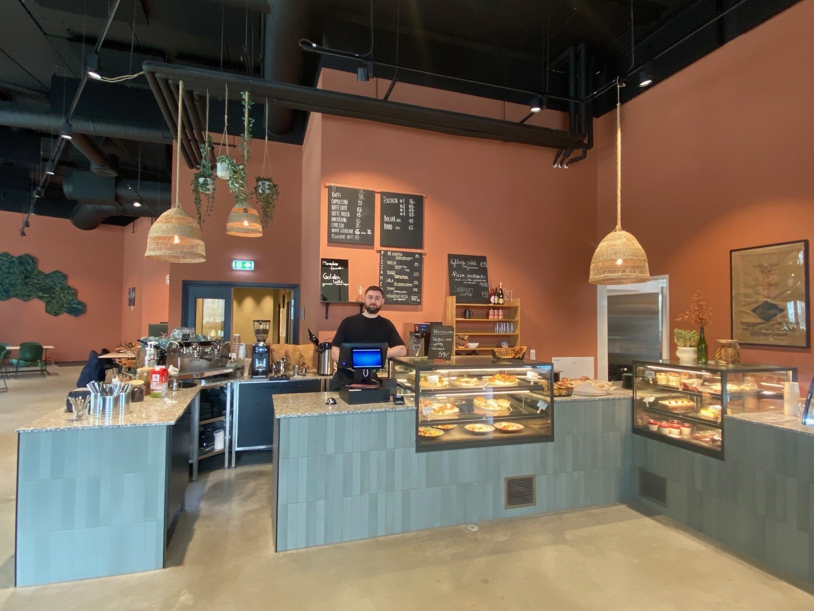 Om du ikke er glad i niste får du kjøpt deilig kald- og varm lunsj på Erketunet i 1. etg. De tilbyr også bedriftsavtale på catering. Galleribilde