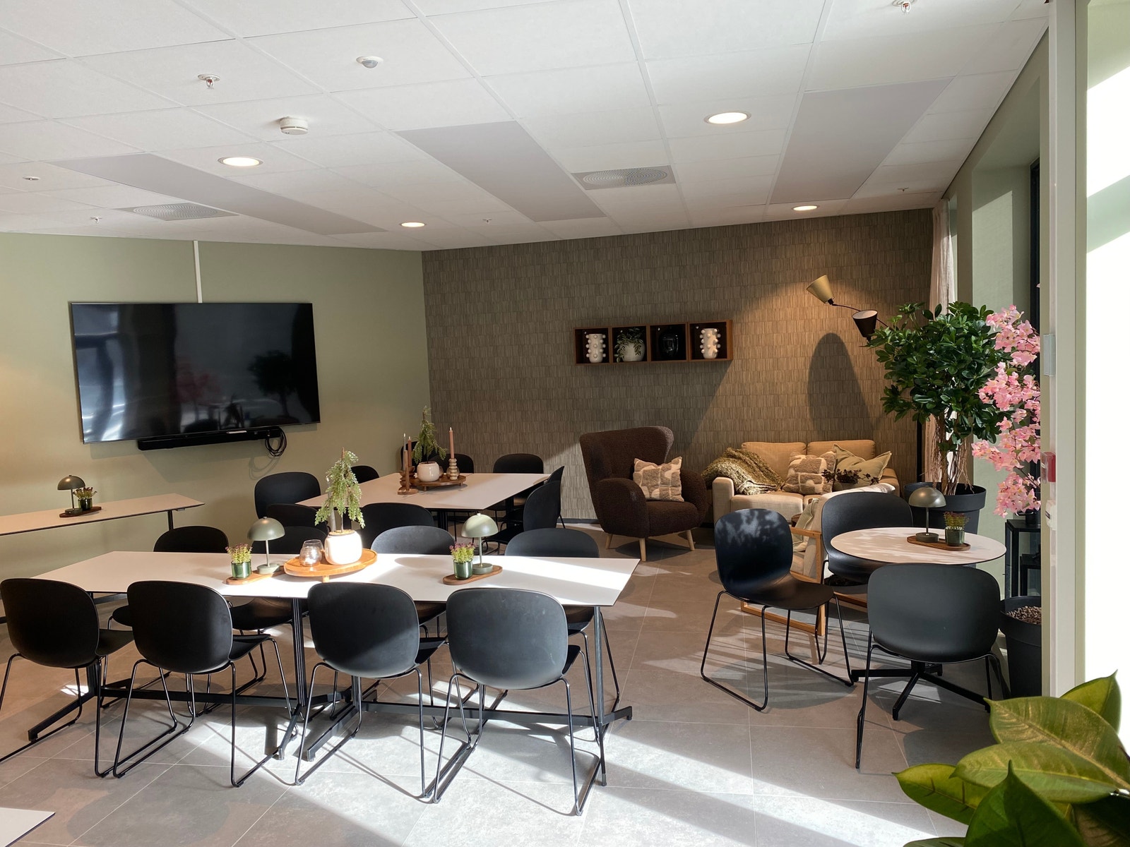 Kantinen har storskjerm og kan brukes til møter og kurs. Galleribilde