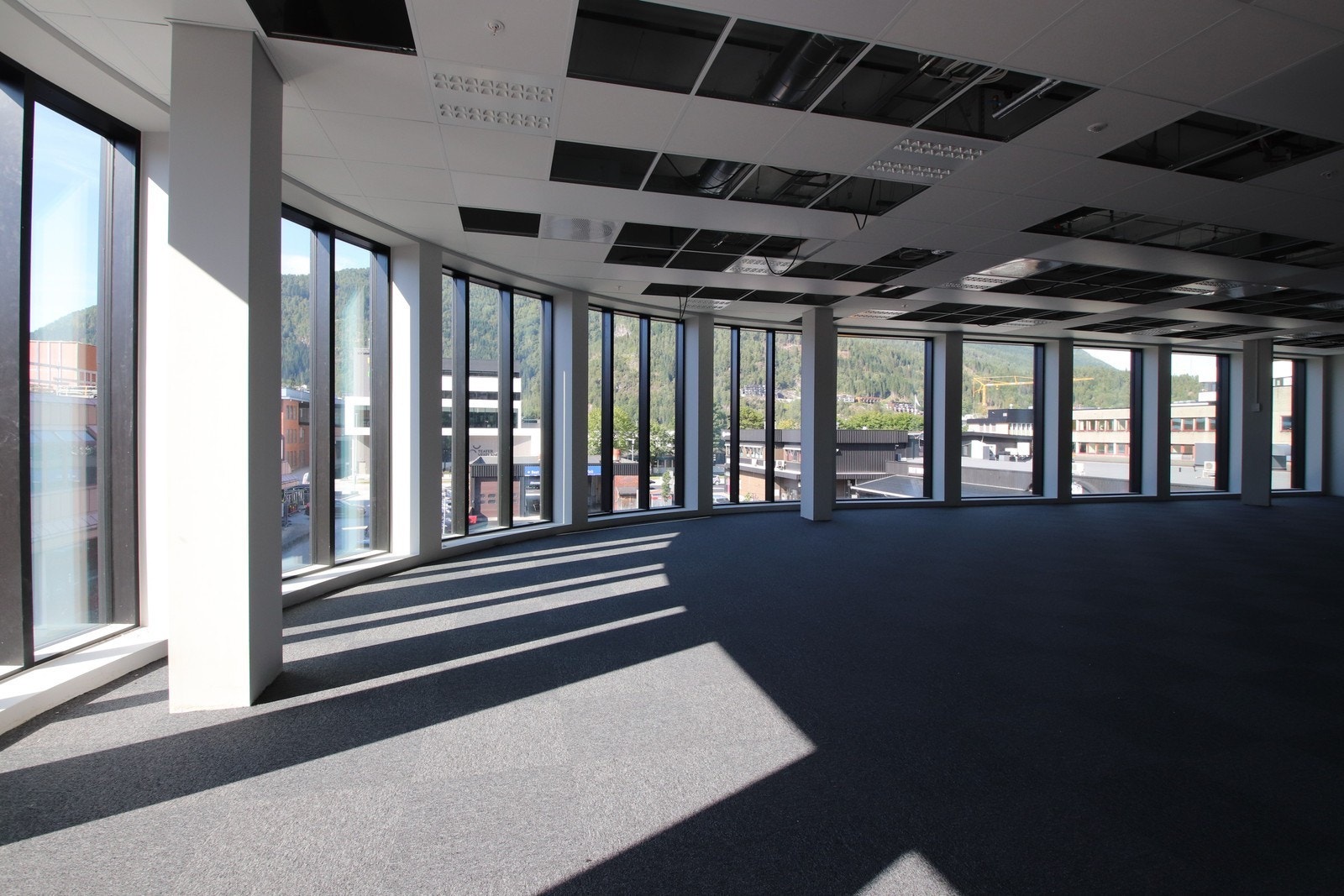 Ledig lokale til større bedrift. Vi er fleksible i forhold til innredning og deling av lokalet. Galleribilde