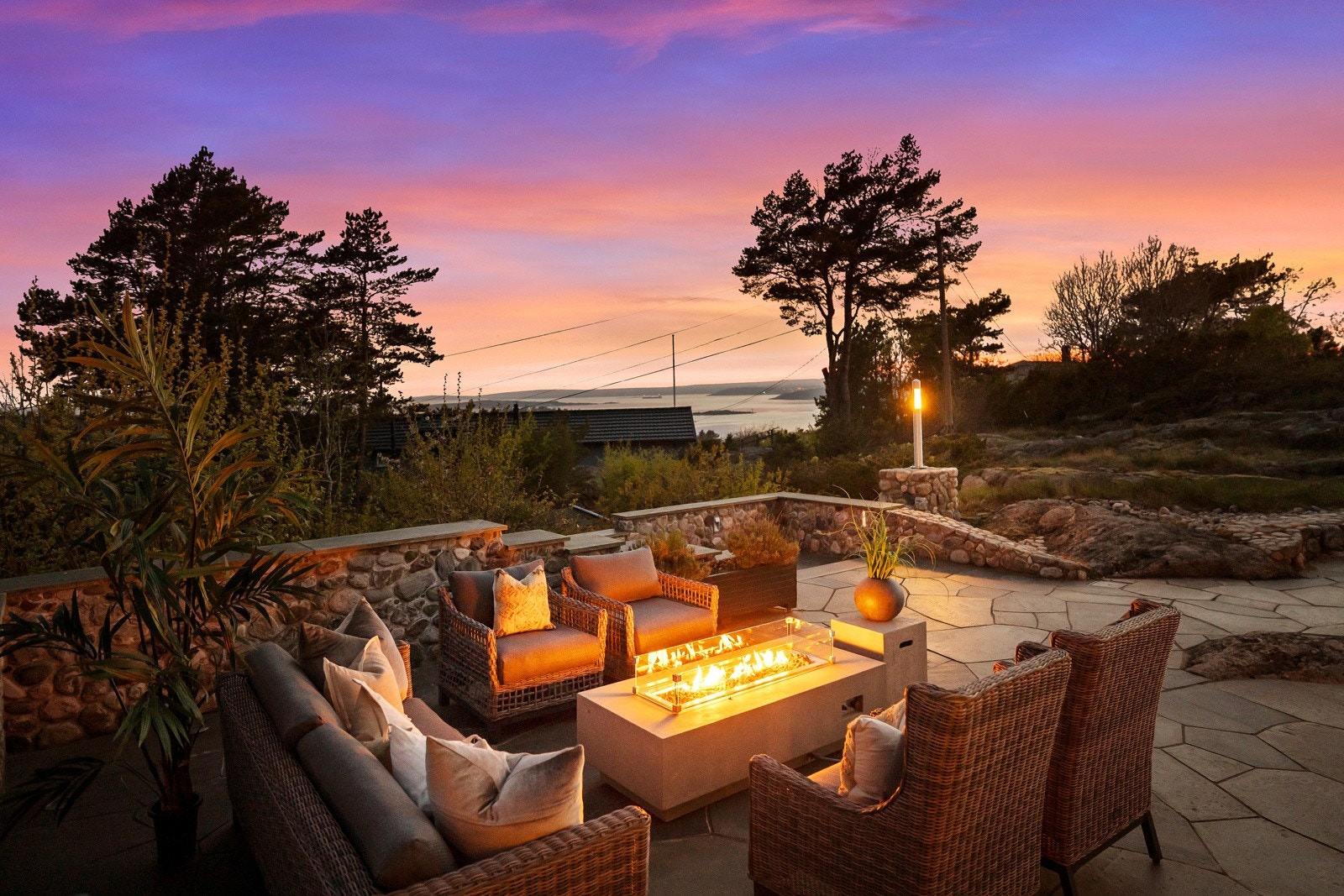 Her kan man sitte til langt utpå og nyte utsikt, samt sen kveldssol. Galleribilde