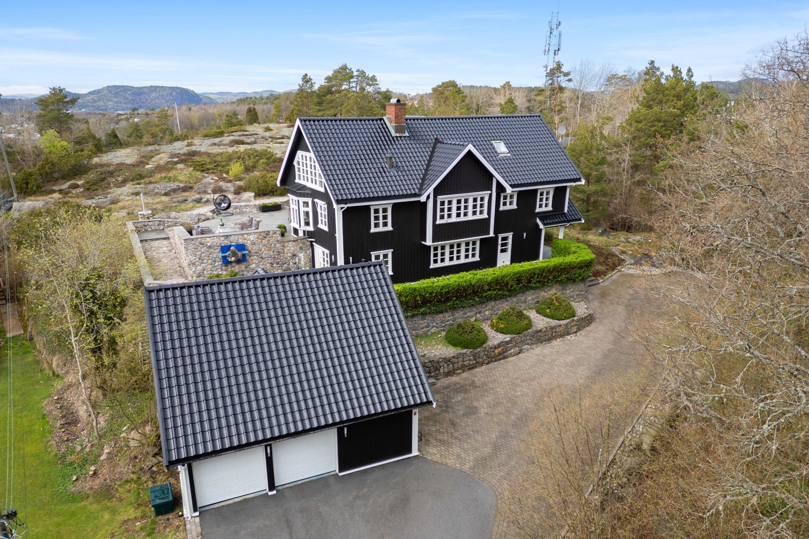 Boligen er innholdsrik strekker seg over 3 plan, samt dobbelgarasje m/innredet overetasje. Denne eiendommen må oppleves. Galleribilde