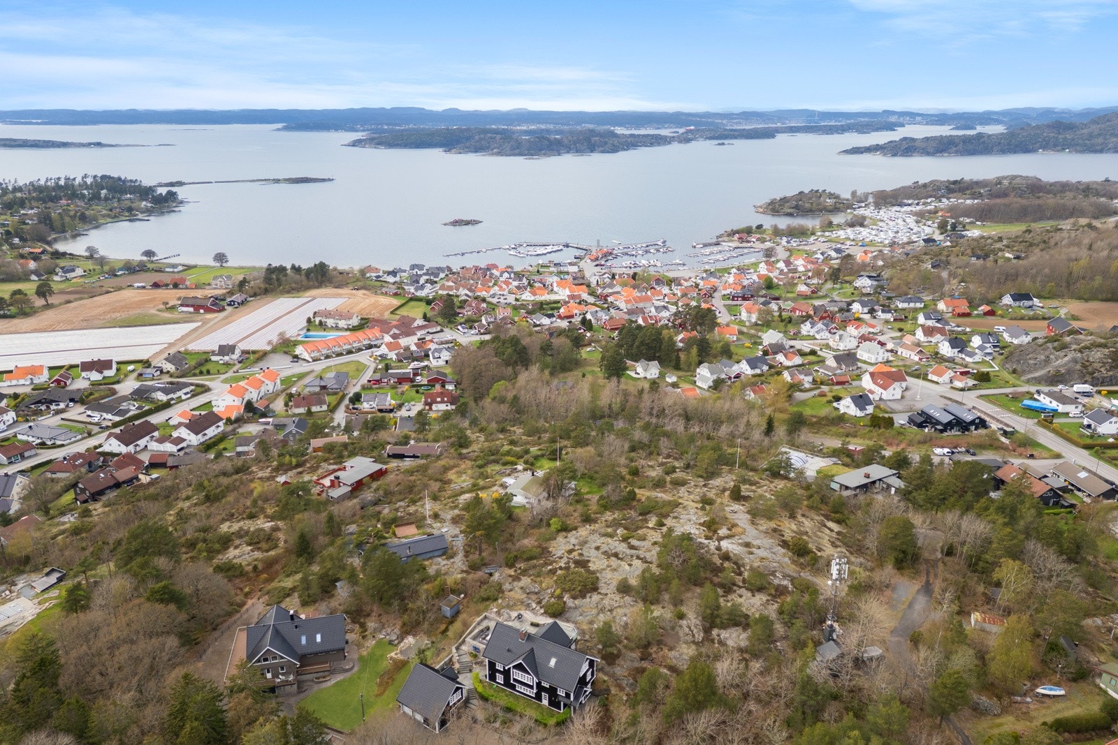 Her kan man bo i idylliske Helgeroa. Galleribilde