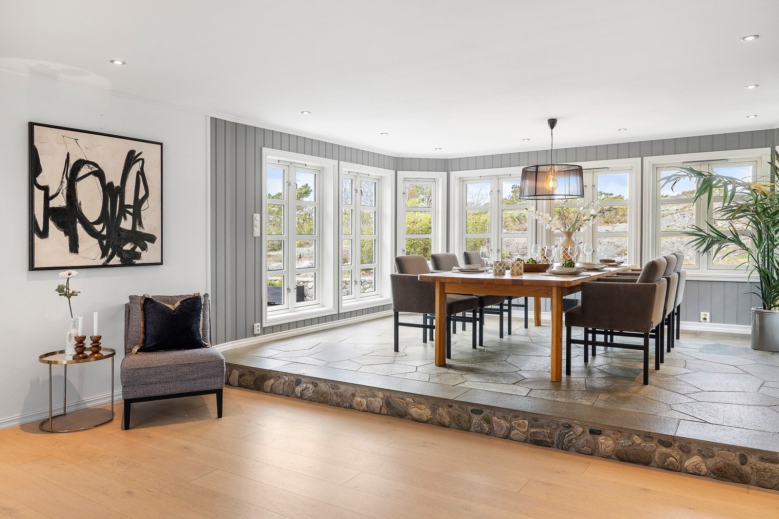 Særdeles flott spisestue i en større karnapp med fantastisk utsikt. Galleribilde