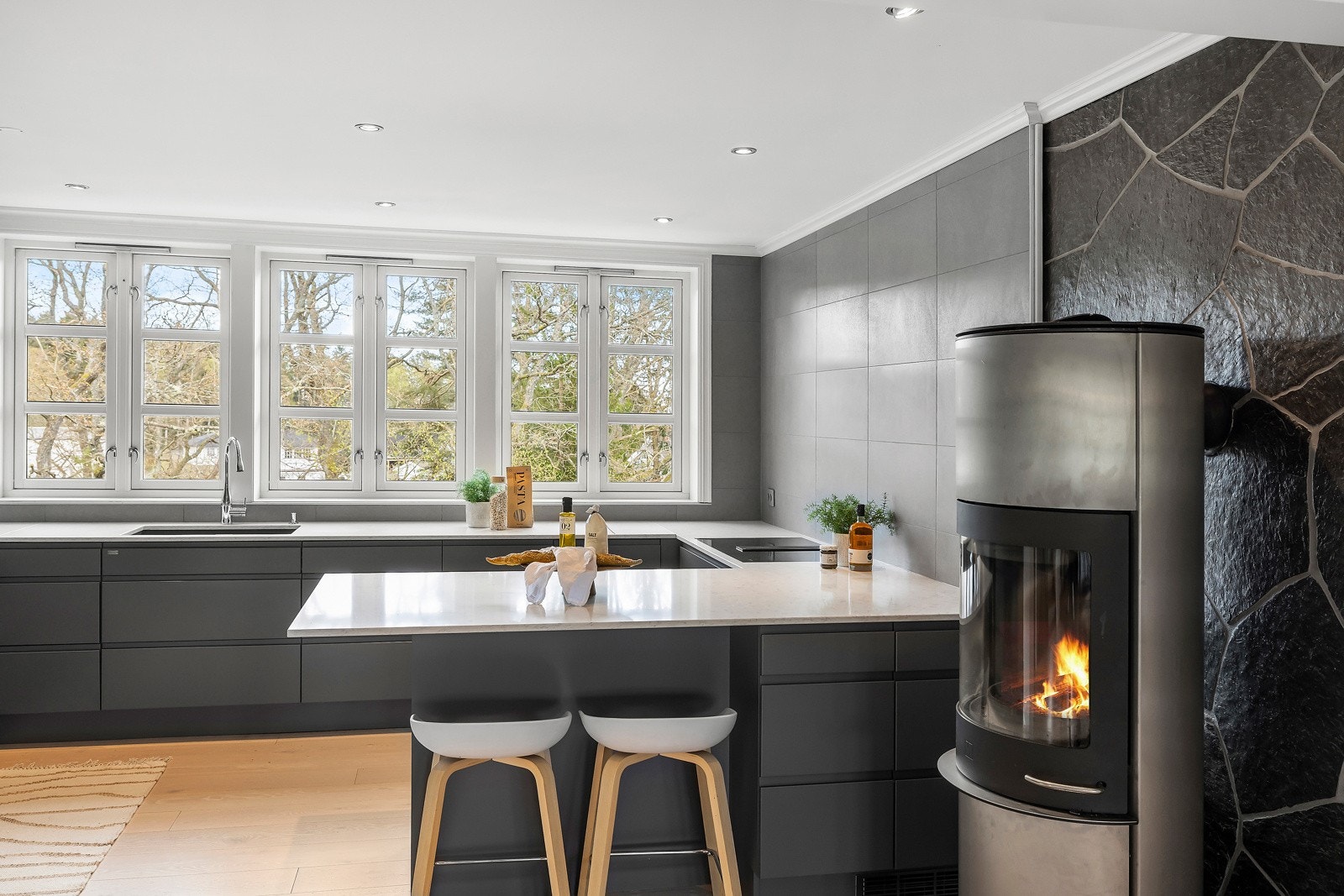 Her kan man stå å lage mat, samtidig som man har kontakt med gjestene. Galleribilde