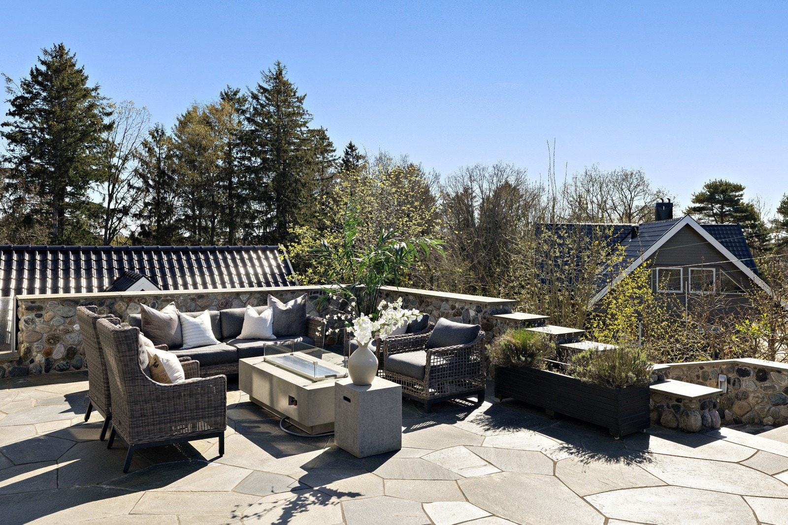 Plattingen er belagt med skiferheller og har rekkverk av mur/betong. Galleribilde