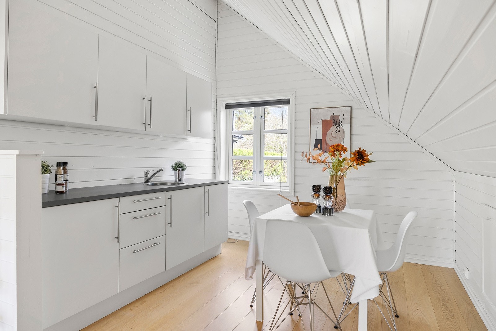 Hyggelig kjøkken m/plass til et mindre spisebord. Galleribilde