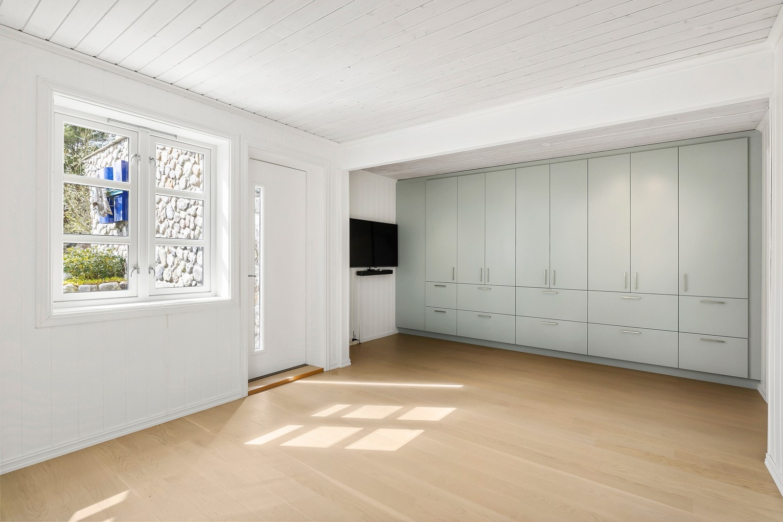 Rom som i dag er innredet/brukes som kontor. Dette kan bruksendres til et soverom dersom det er behov. Her er det egen inngang. Galleribilde