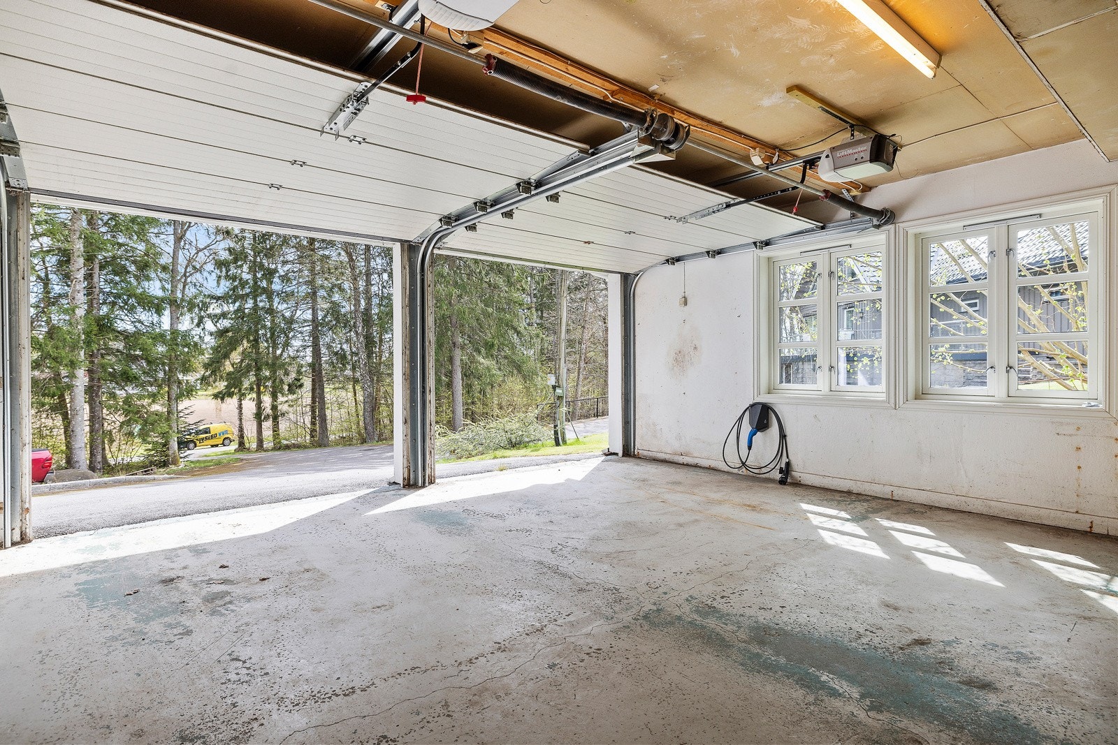 Det er en stor dobbelgarasje m/tilhørende bod. Galleribilde