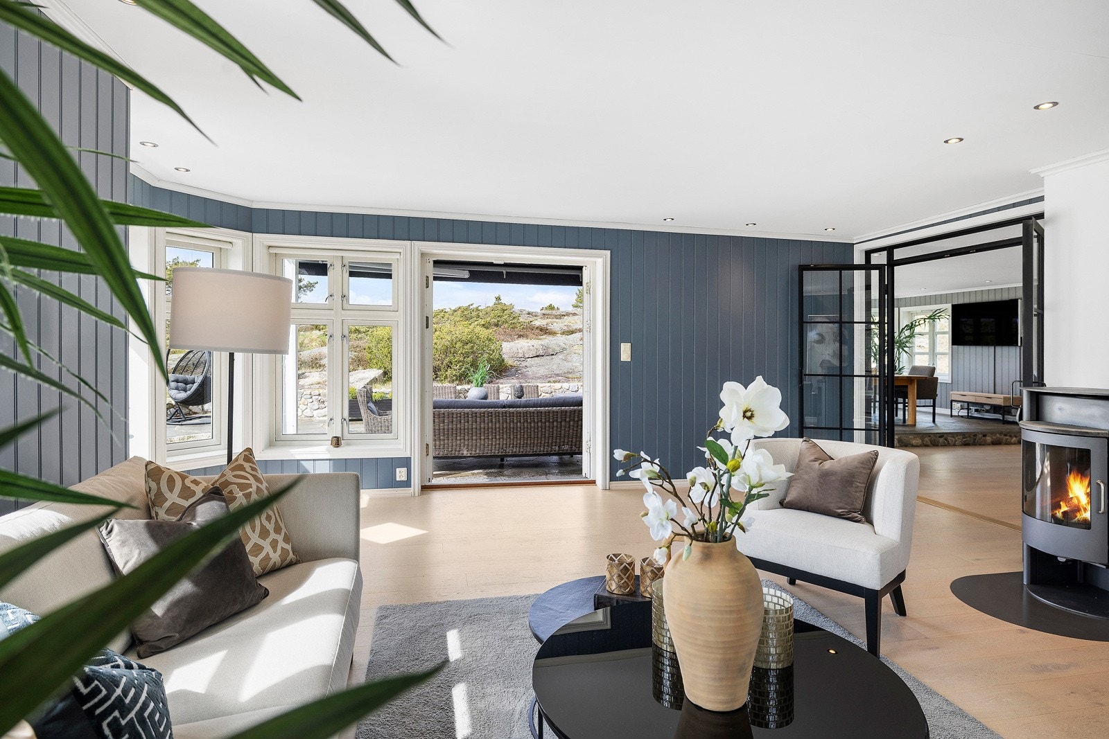 Fra stuen er det direkte adkomst til uteområdet. Galleribilde