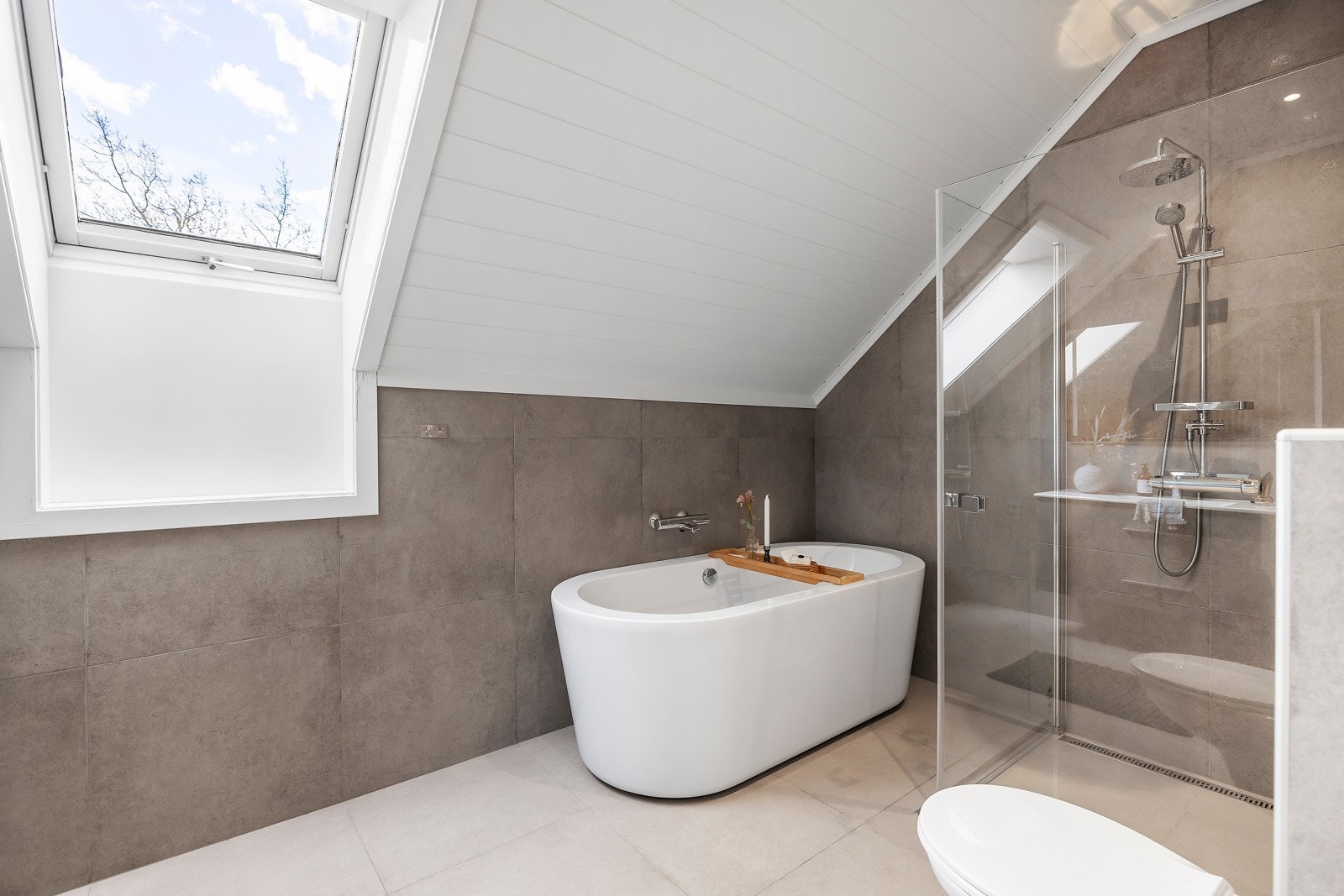 Boligens hoveddel har 2 lekre bad. Dette badet er av nyere dato og befinner seg i øverste etasje. Galleribilde