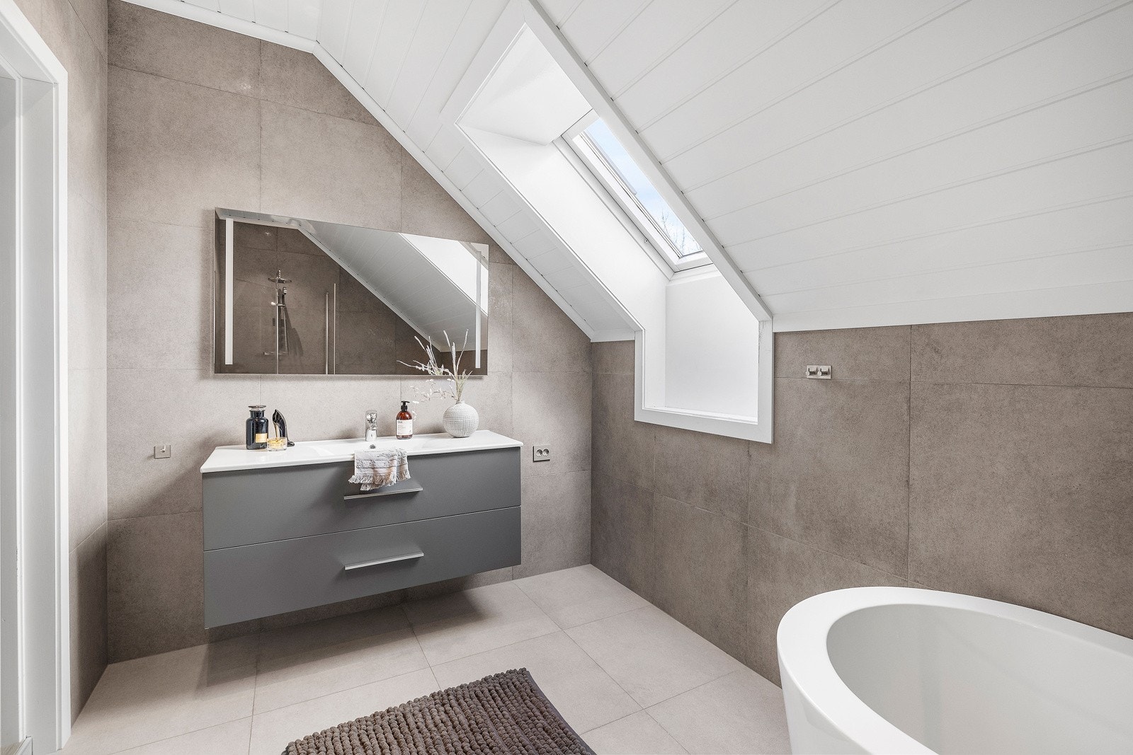 Svært lekker, flislagt bad med dusjnisje og badekar. Galleribilde