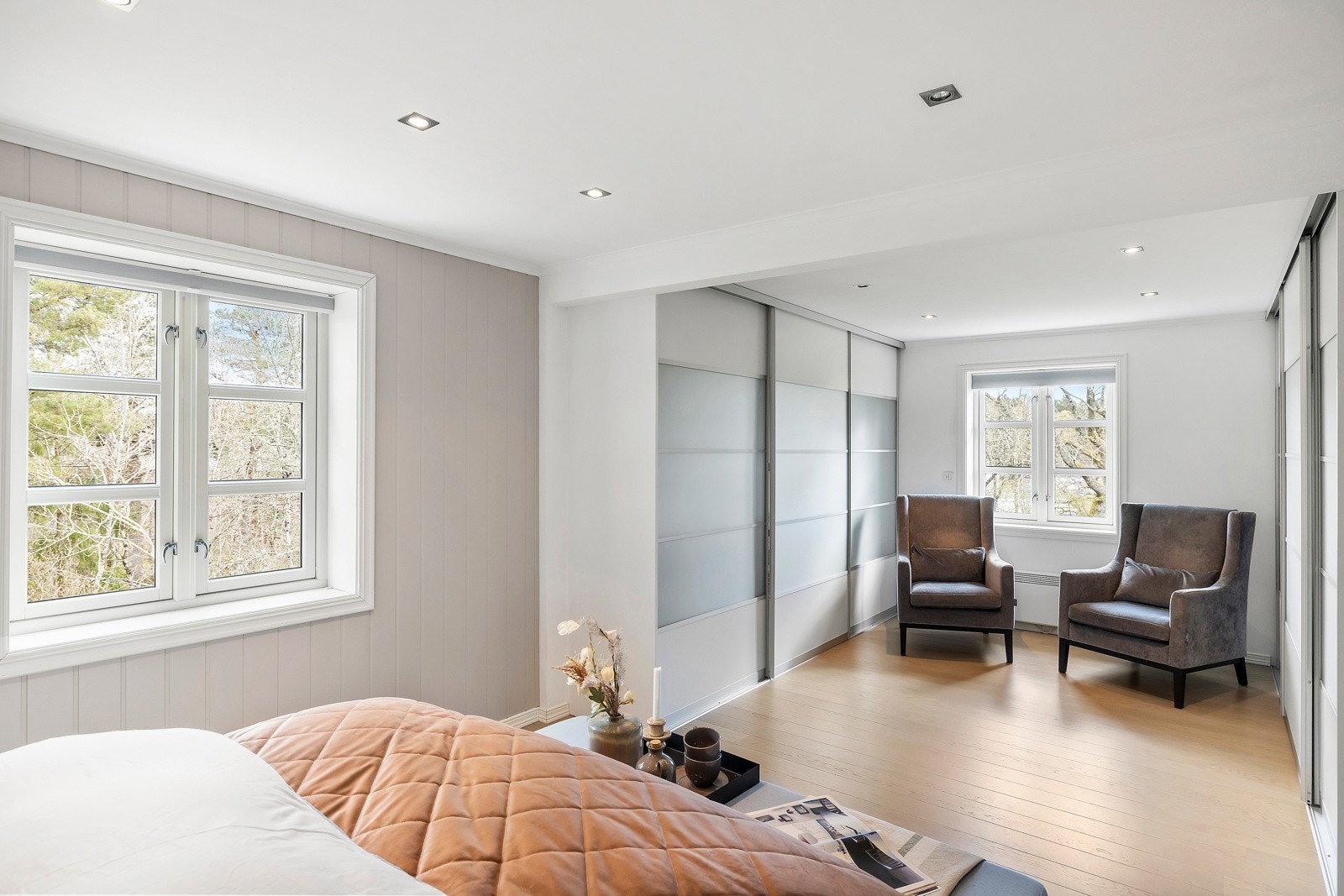 Det er mye lagringsplass i hovedsoverommet. Her har det tidligere vært to soverom som når er gjort om til et. Galleribilde