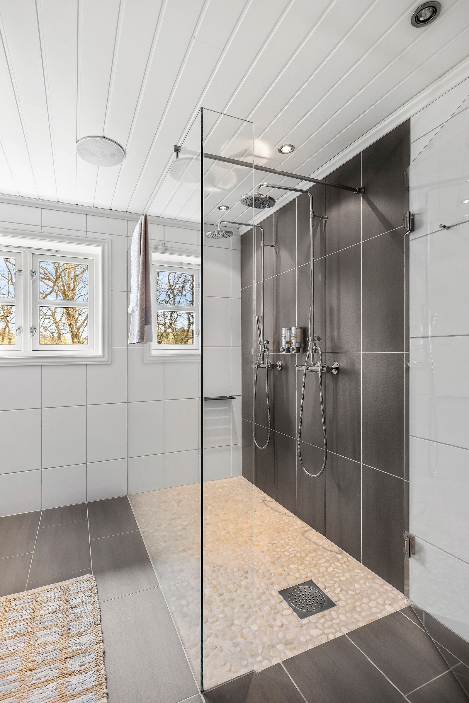 Badet er av nyere dato og fremstår særdeles flott med stor dusjnisje. Galleribilde