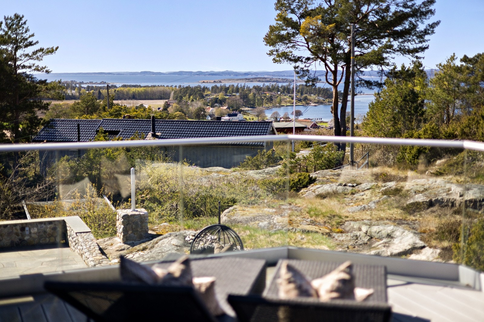 Her er det en særdeles flott sjøutsikt, samt gode solforhold på ettermiddag/kveld. Galleribilde