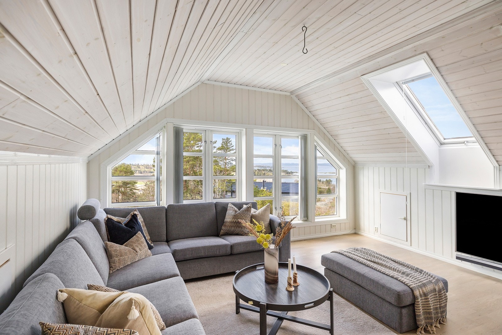 Stuen er lys og har vinduer fra flere sider. Dette sørger for mye naturlig lysinnslipp. Galleribilde